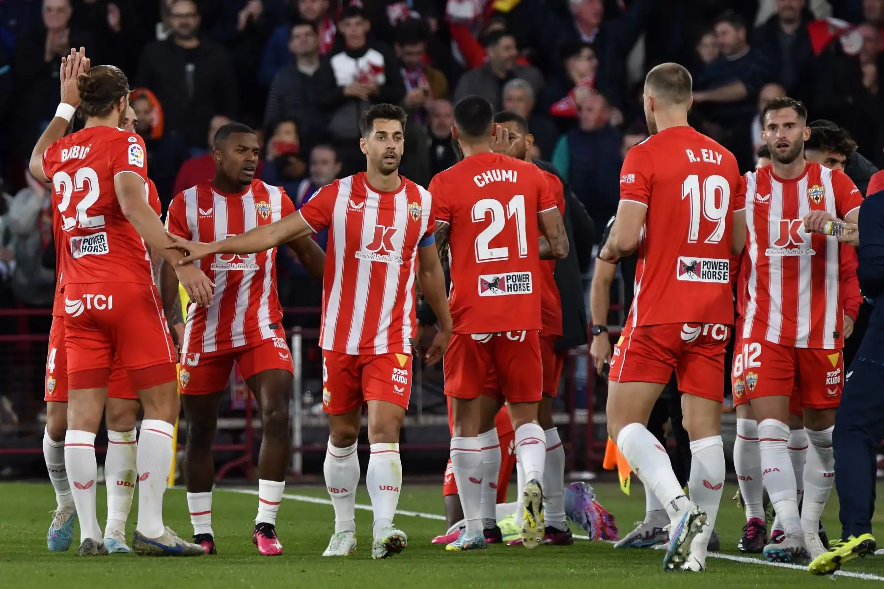 Los jugadores de la UD Almería celebran el gol de El Bilal Touré, durante el encuentro de la jornada 23 de LaLiga entre la UD Almería y el FC Barcelona.
Foto: EFE