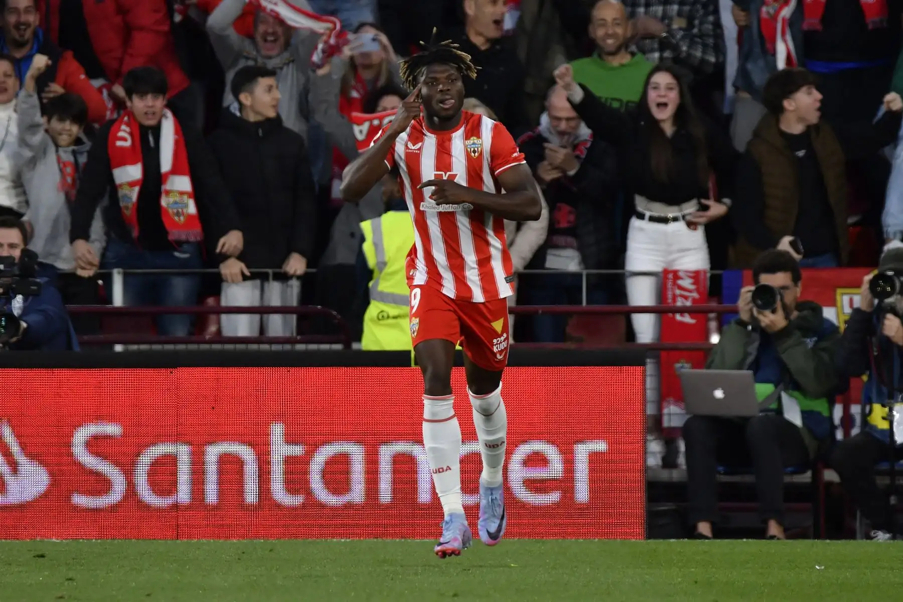 El delantero maliense de la UD Almería El Bilal Touré celebra su gol, durante el encuentro de la jornada 23 de LaLiga entre la UD Almería y el FC Barcelona.
Foto: EFE