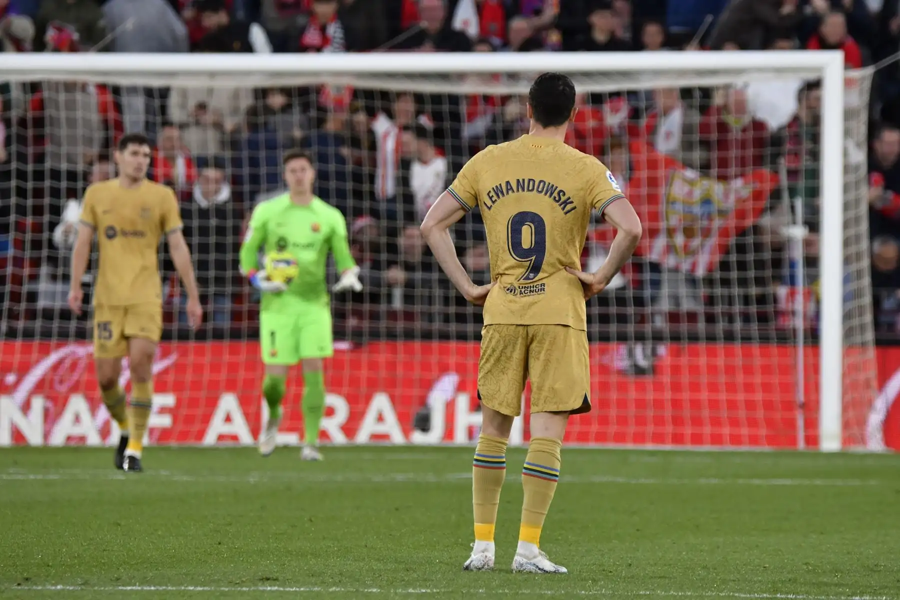 El delantero polaco del FC Barcelona Robert Lewandowski, tras encajar el 1-0 durante el encuentro de La Liga Santander entre el UD Almería y el FC Barcelona.
Foto: EFE