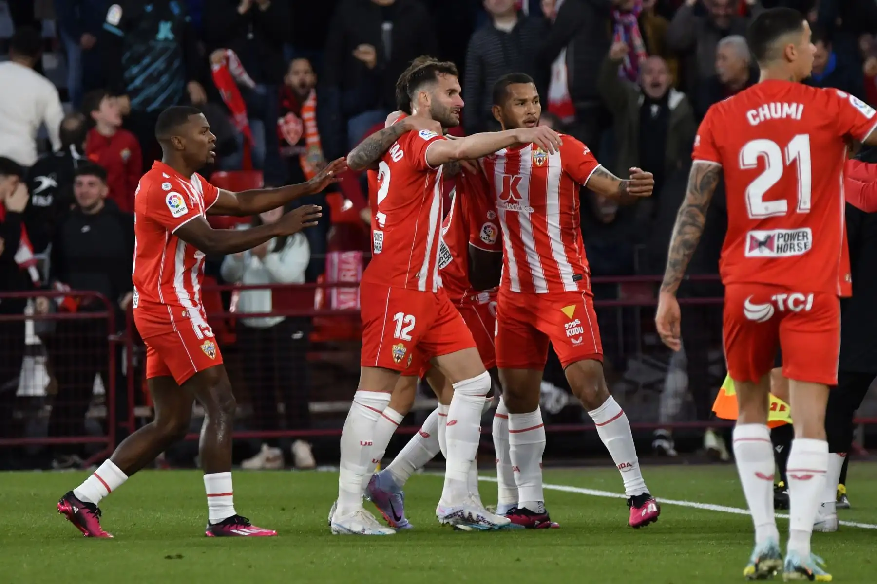 Los jugadores de la UD Almería celebran el gol de El Bilal Touré, durante el encuentro de la jornada 23 de La Liga entre la UD Almería y el FC Barcelona.
Foto: EFE