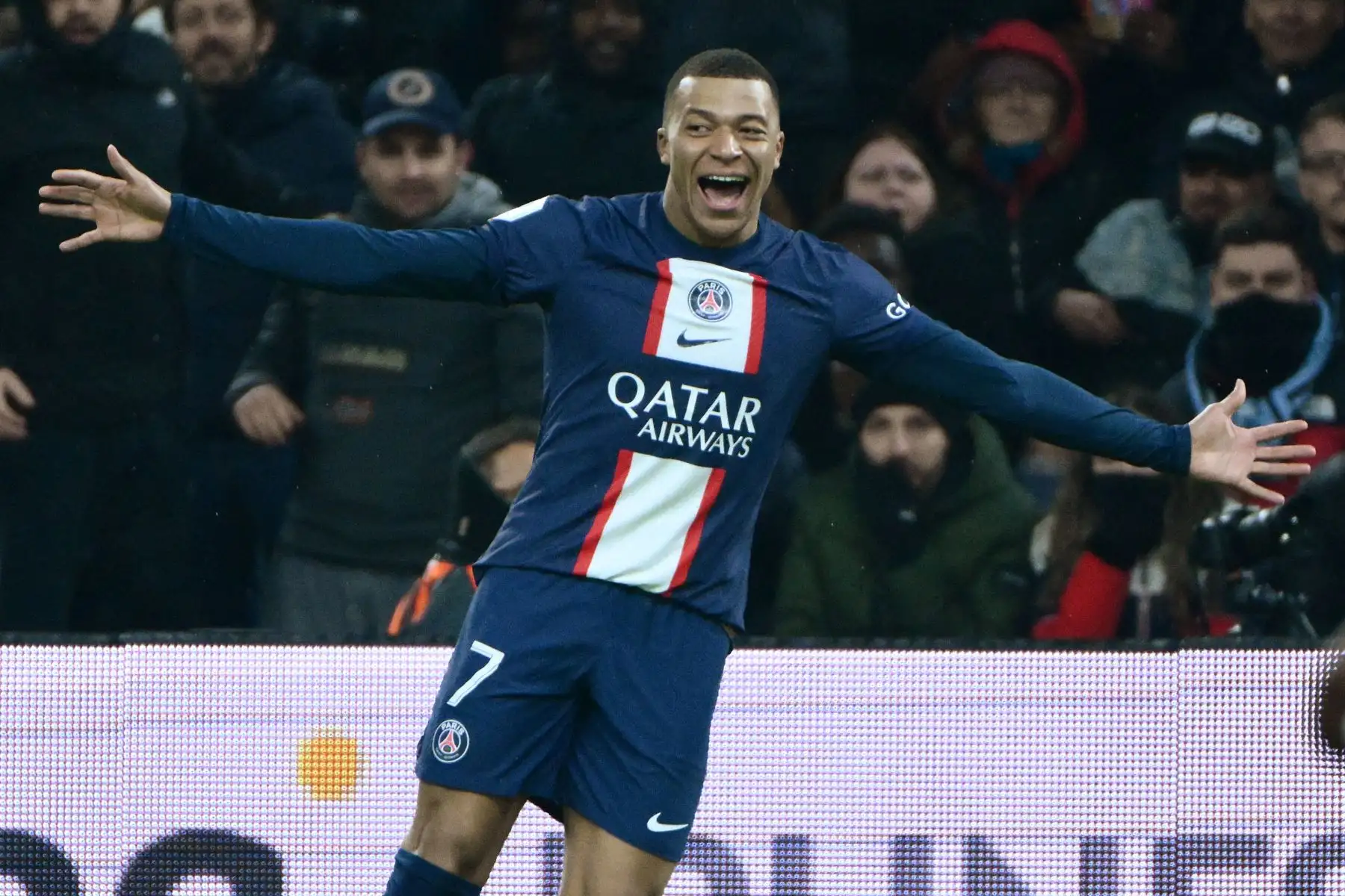 El delantero francés del Paris Saint-Germain, Kylian Mbappe, celebra después de marcar el tercer gol de su equipo durante el partido de fútbol de la L1 francesa entre el Olympique de Marsella y el Paris Saint-Germain en el estadio Velodrome de Marsella, en el sur de Francia, el 26 de febrero de 2023.
Foto: AFP