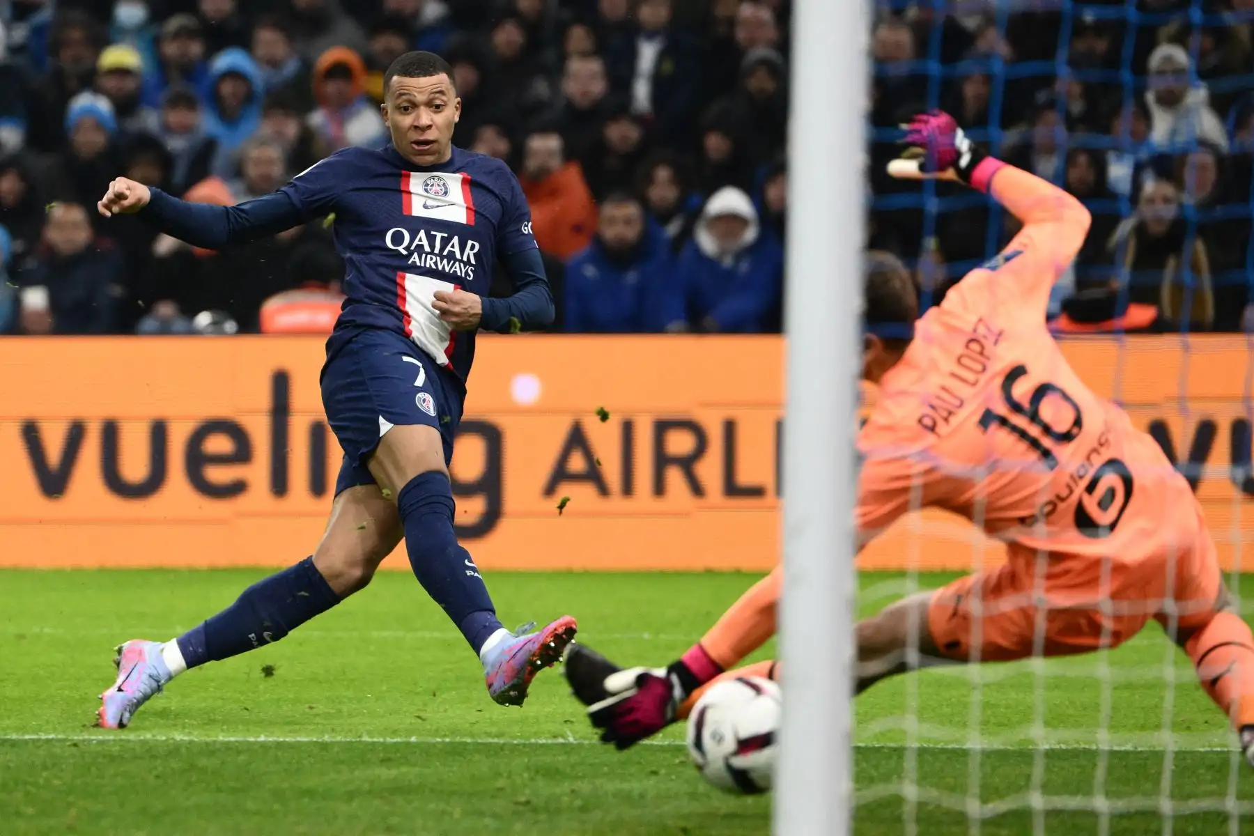 El delantero francés del Paris Saint-Germain, Kylian Mbappe, anota el tercer gol de su equipo durante el partido de fútbol de la L1 francesa entre el Olympique de Marsella (OM) y el Paris Saint-Germain (PSG) en el estadio Velodrome de Marsella, en el sur de Francia, el 26 de febrero de 2023.
Foto: AFP