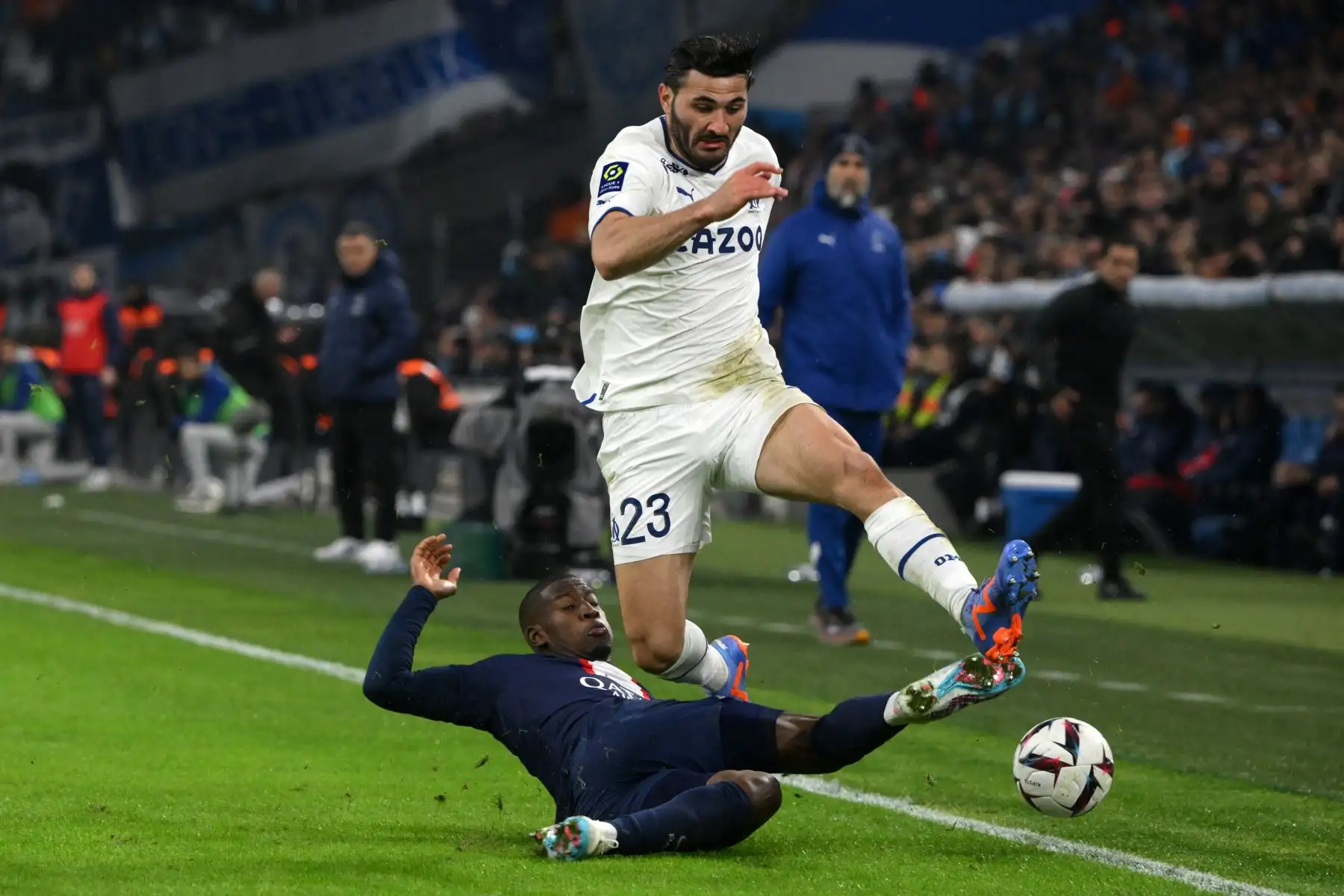 El defensor bosnio del Marsella, Sead Kolasinac, salta sobre el defensor francés del Paris Saint-Germain, Nordi Mukiele, durante el partido de fútbol de la L1 francesa entre el Olympique de Marsella (OM) y el Paris Saint-Germain (PSG) en el estadio Velodrome de Marsella, en el sur de Francia, el 26 de febrero de 2023.
Foto: AFP