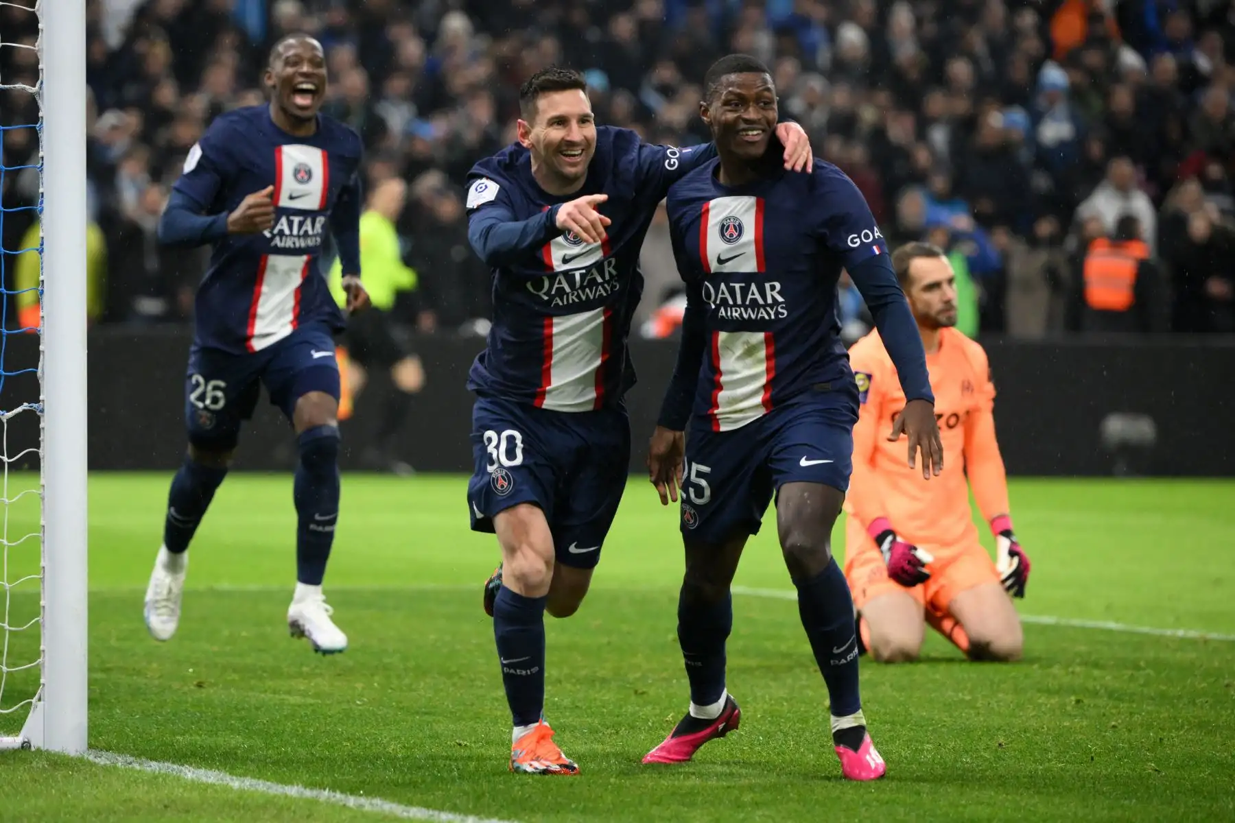 El delantero argentino del Paris Saint-Germain, Lionel Messi (C), es felicitado por el defensa portugués del Paris Saint-Germain, Nuno Mendes, luego de marcar el segundo gol de su equipo durante el partido de fútbol francés L1 entre el Olympique Marseille (OM) y el Paris Saint-Germain (PSG) en el Estadio Velodrome en Marsella, sur de Francia, el 26 de febrero de 2023.

Foto: AFP