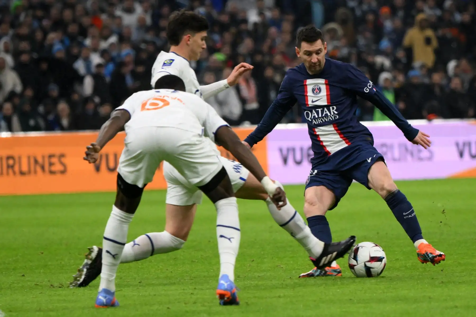 El delantero argentino del Paris Saint-Germain, Lionel Messi (R), lucha por el balón con el defensor argentino del Marsella, Leonardo Balerdi (C), durante el partido de fútbol de la L1 francesa entre el Olympique de Marsella (OM) y el Paris Saint-Germain (PSG) en el estadio Velodrome de Marsella. , sur de Francia el 26 de febrero de 2023.
Foto: AFP