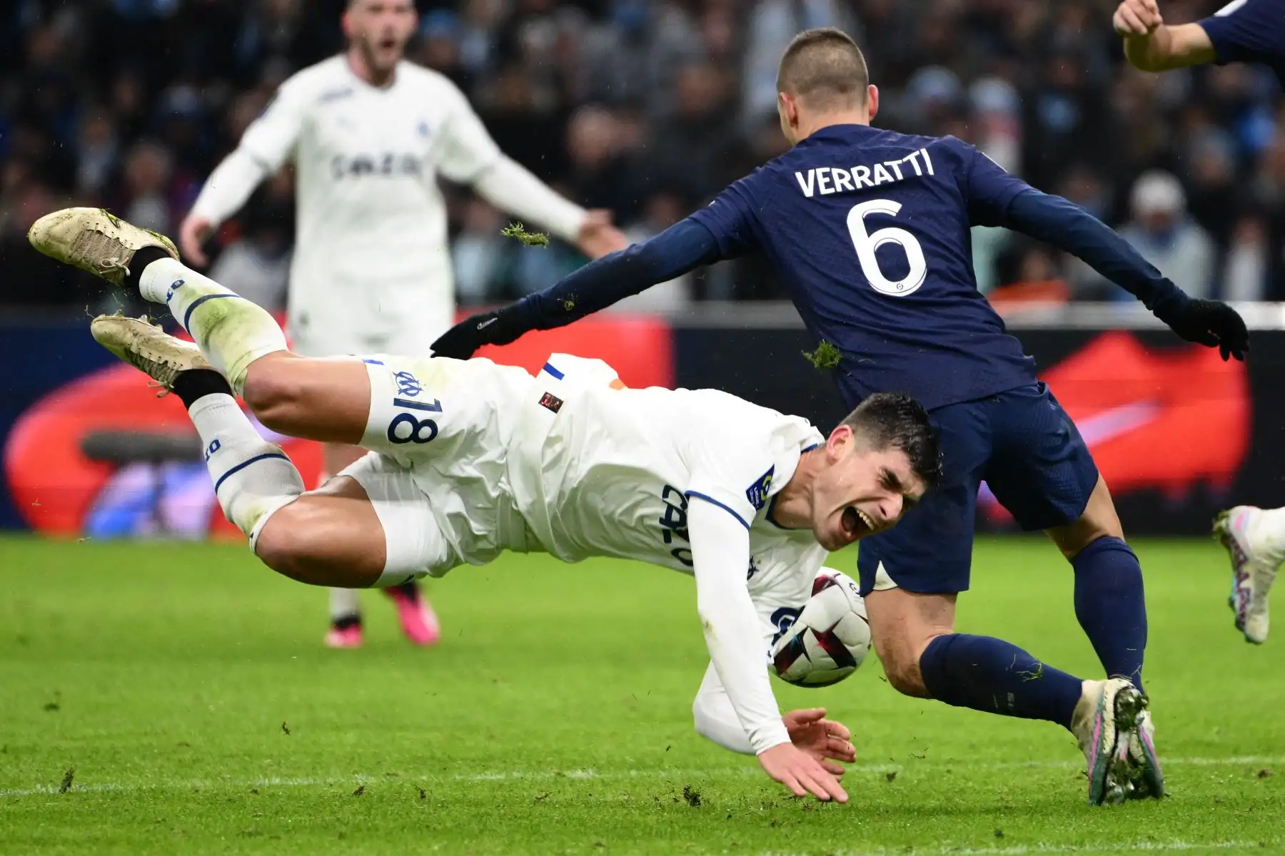 El mediocampista ucraniano del Marsella, Ruslan Malinovskyi, cae frente al mediocampista italiano del Paris Saint-Germain, Marco Verratti, durante el partido de fútbol de la L1 francesa entre el Olympique de Marsella (OM) y el Paris Saint-Germain (PSG) en el estadio Velodrome de Marsella, en el sur de Francia, el 26 de febrero de 2019. 2023.
Foto: AFP