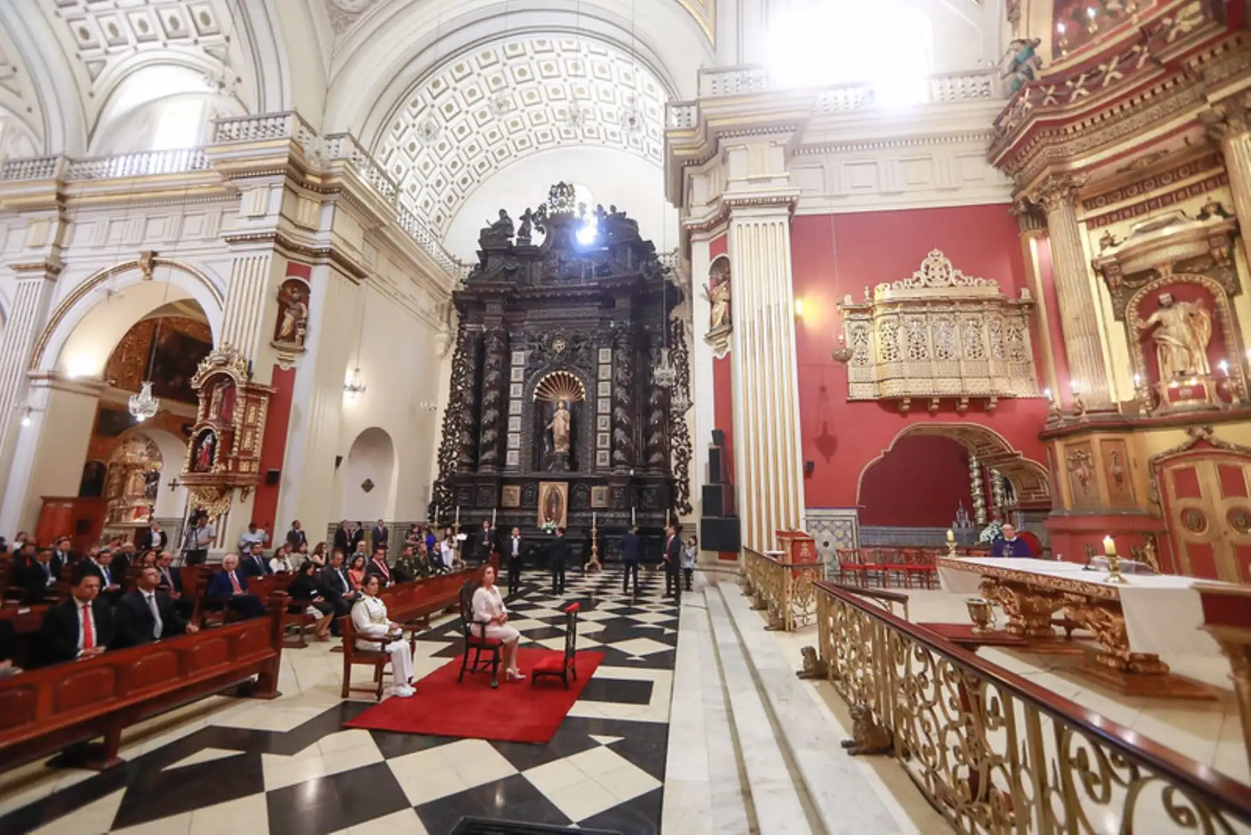 La presidenta Dina Boluarte participó en la misa por el 27 aniversario de la Dirección General de Defensa Pública y Acceso a la Justicia del Ministerio de Justicia, instancia que garantiza el derecho de defensa de todas las peruanas y peruanos. Foto: ANDINA/Presidencia Perú