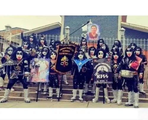 Kiss, la legendaria banda de rock celebra a sus clones que bailaron en carnaval de Cajamarca.
