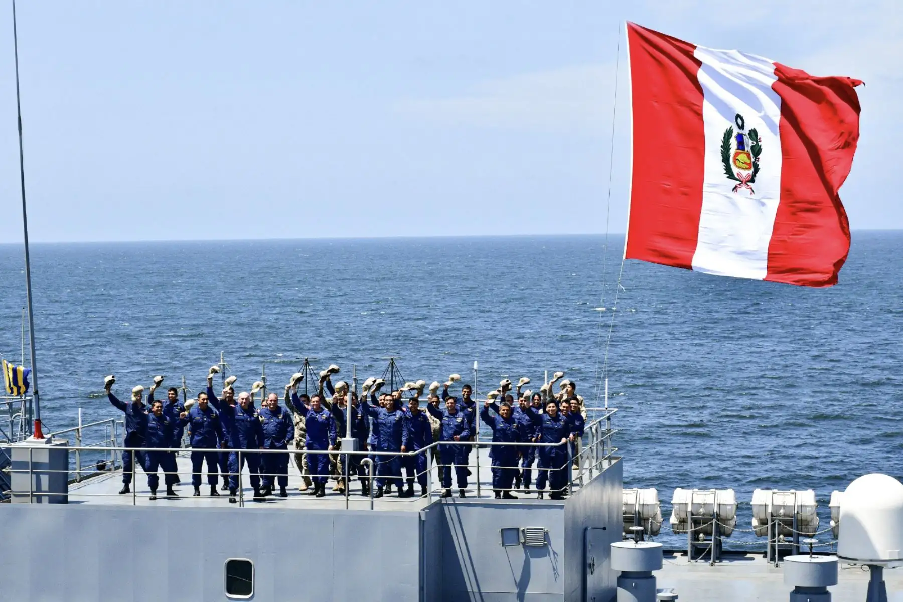 Como parte de su programa anual de entrenamiento, la Comandancia General de Operaciones del Pacífico concluyó de manera exitosa, la edición 2023 del Viaje de Instrucción al Litoral, donde 100 cadetes de la Escuela Naval del Perú, 150 alumnos de tercer año del CITEN y 35 cadetes de la Escuela Nacional de Marina Mercante, pusieron en práctica sus conocimientos, para aprender el arte marinero y la vida a bordo de las unidades de la Fuerza de Superficie. 
Foto: ANDINA/MINDEF
