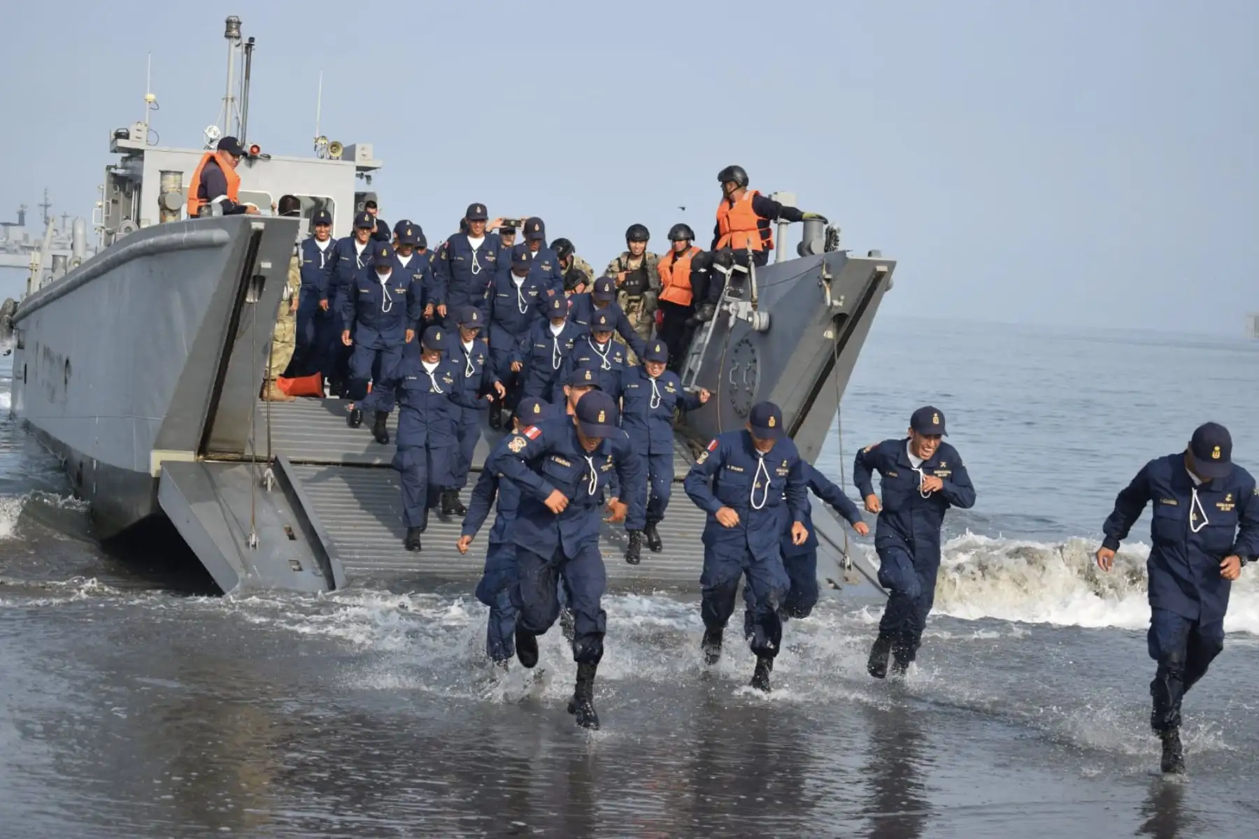 El viaje de instrucción, que contempló de manera simultánea, la ejecución de un entrenamiento operacional de las fuerzas navales, incluyó también, la recalada de unidades navales en los puertos de Paita, Salaverry, Chimbote y Pisco, donde los cadetes navales y alumnos, llevaron a cabo un nutrido programa de actividades protocolares, cívico-militares, culturales y limpieza de playas, orientadas a fortalecer la presencia naval en el litoral peruano y las relaciones con la población de las diferentes regiones