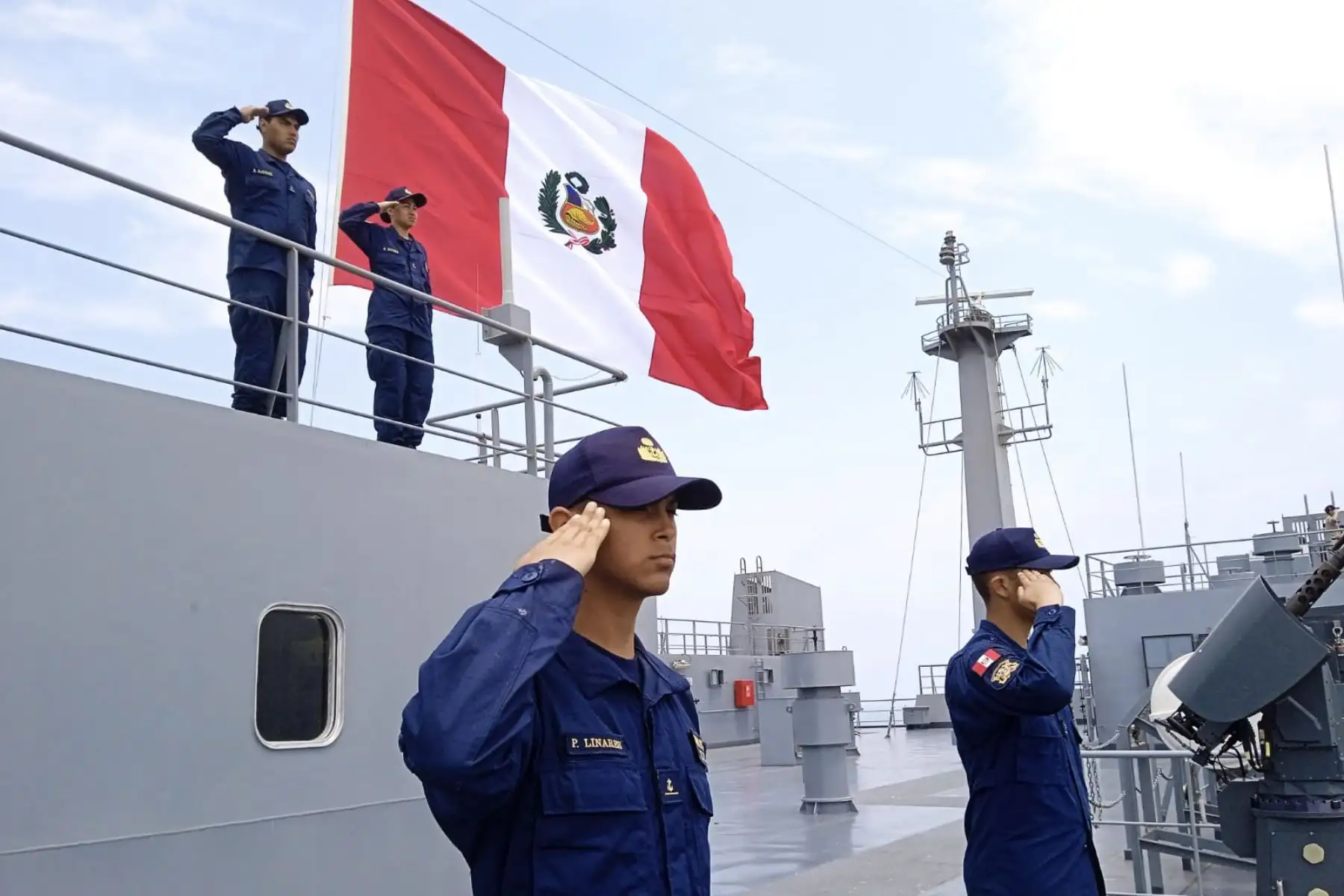 Como parte de su programa anual de entrenamiento, la Comandancia General de Operaciones del Pacífico concluyó de manera exitosa, la edición 2023 del Viaje de Instrucción al Litoral, donde 100 cadetes de la Escuela Naval del Perú, 150 alumnos de tercer año del CITEN y 35 cadetes de la Escuela Nacional de Marina Mercante, pusieron en práctica sus conocimientos, para aprender el arte marinero y la vida a bordo de las unidades de la Fuerza de Superficie. 
Foto: ANDINA/MINDEF