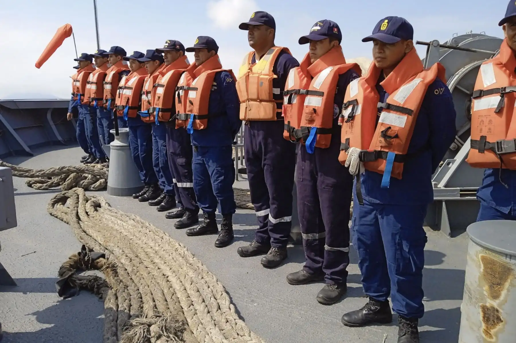Como parte de su programa anual de entrenamiento, la Comandancia General de Operaciones del Pacífico concluyó de manera exitosa, la edición 2023 del Viaje de Instrucción al Litoral, donde 100 cadetes de la Escuela Naval del Perú, 150 alumnos de tercer año del CITEN y 35 cadetes de la Escuela Nacional de Marina Mercante, pusieron en práctica sus conocimientos, para aprender el arte marinero y la vida a bordo de las unidades de la Fuerza de Superficie. 
Foto: ANDINA/MINDEF