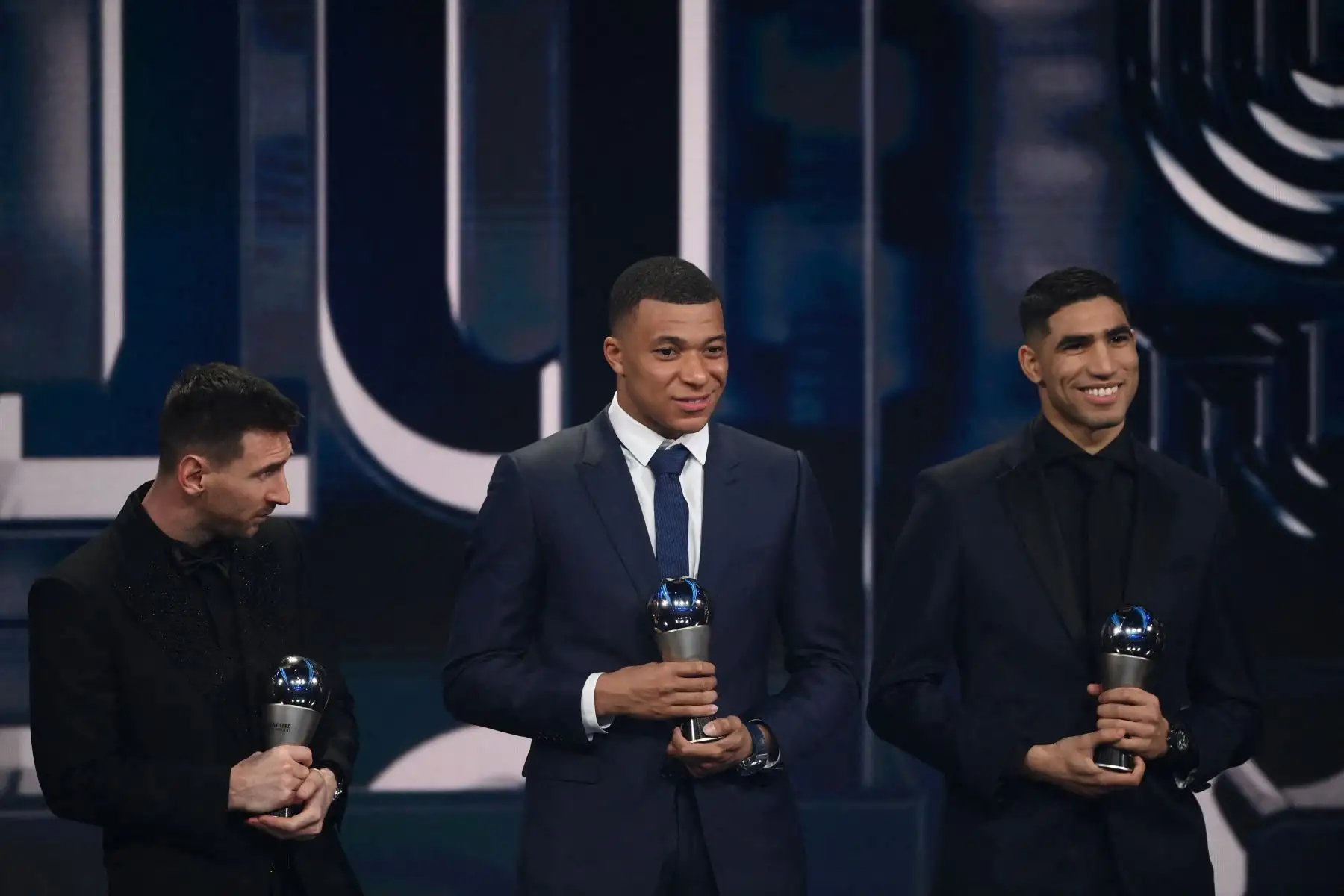 (De izquierda a derecha) Lionel Messi, delantero de Argentina y Paris Saint-Germain, Kylian Mbappe, delantero de Francia y Paris Saint-Germain, y Achraf Hakimi, defensa de Marruecos y Paris Saint-Germain, reciben premios para el World11 masculino de FIFA FIFPRO durante la ceremonia Best FIFA Football Awards 2022 en París el 27 de febrero de 2023.


Foto: AFP