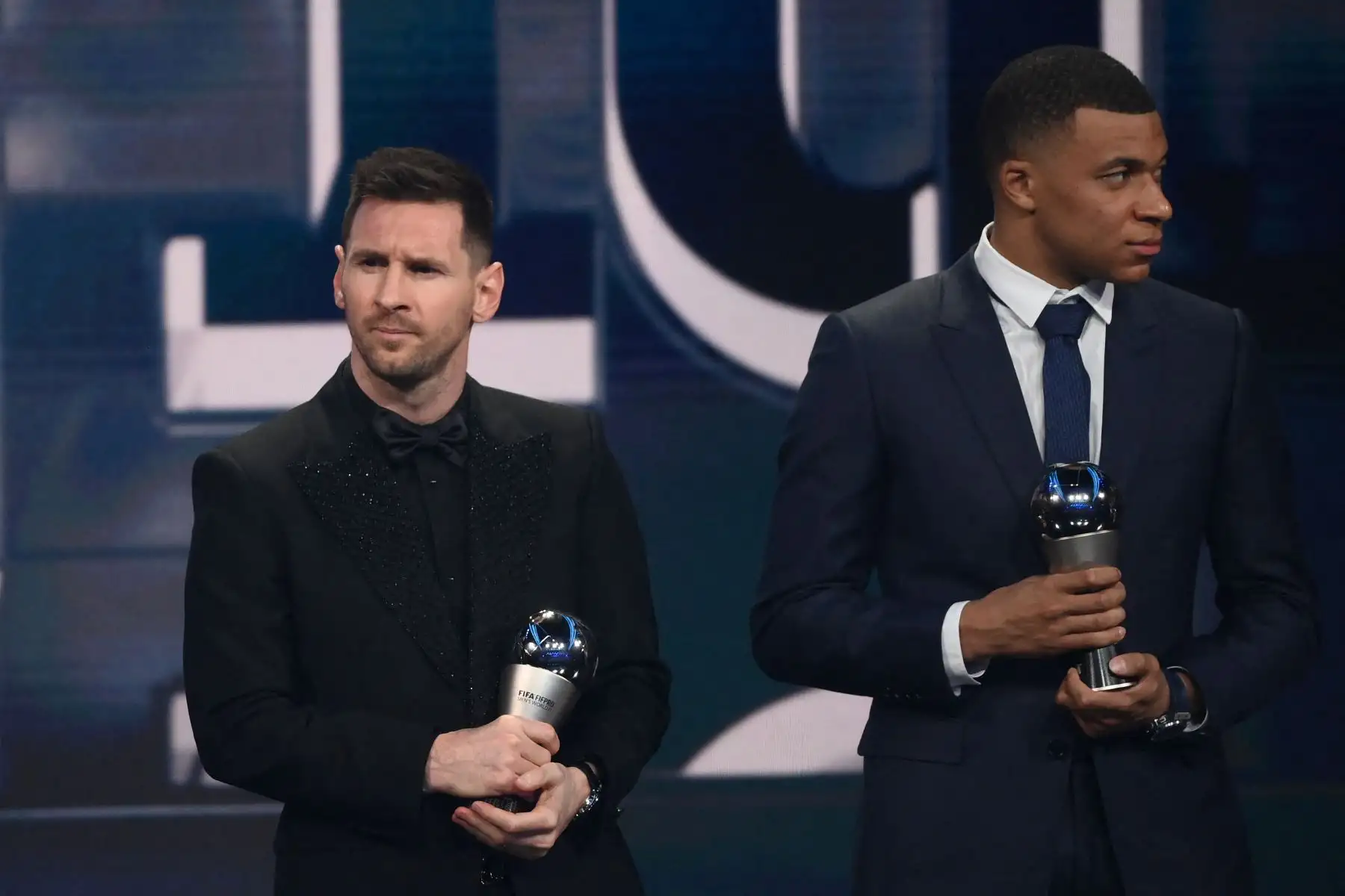 El delantero de Francia y Paris Saint-Germain, Kylian Mbappe (der.), y el delantero de Argentina y Paris Saint-Germain, Lionel Messi, reciben premios para el World11 masculino de FIFA FIFPRO durante la ceremonia Best FIFA Football Awards 2022 en París el 27 de febrero de 2023.

Foto: AFP