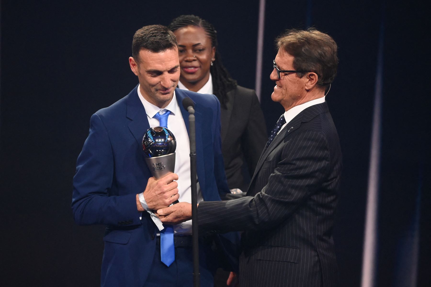 El entrenador de Argentina, Lionel Scaloni, recibe el premio al Mejor Entrenador Masculino de la FIFA. Foto: AFP