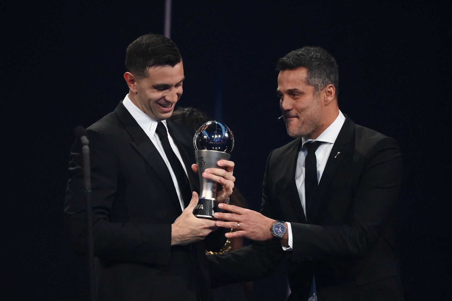 Le gardien argentin et Aston Villa Emiliano Martinez (L) reçoit le prix FIFA du meilleur gardien masculin des mains de l'ancien footballeur brésilien Julio Cesar lors de la cérémonie des FIFA Best Soccer Awards 2022 à Paris le 27 avril 2023. Photo : AFP