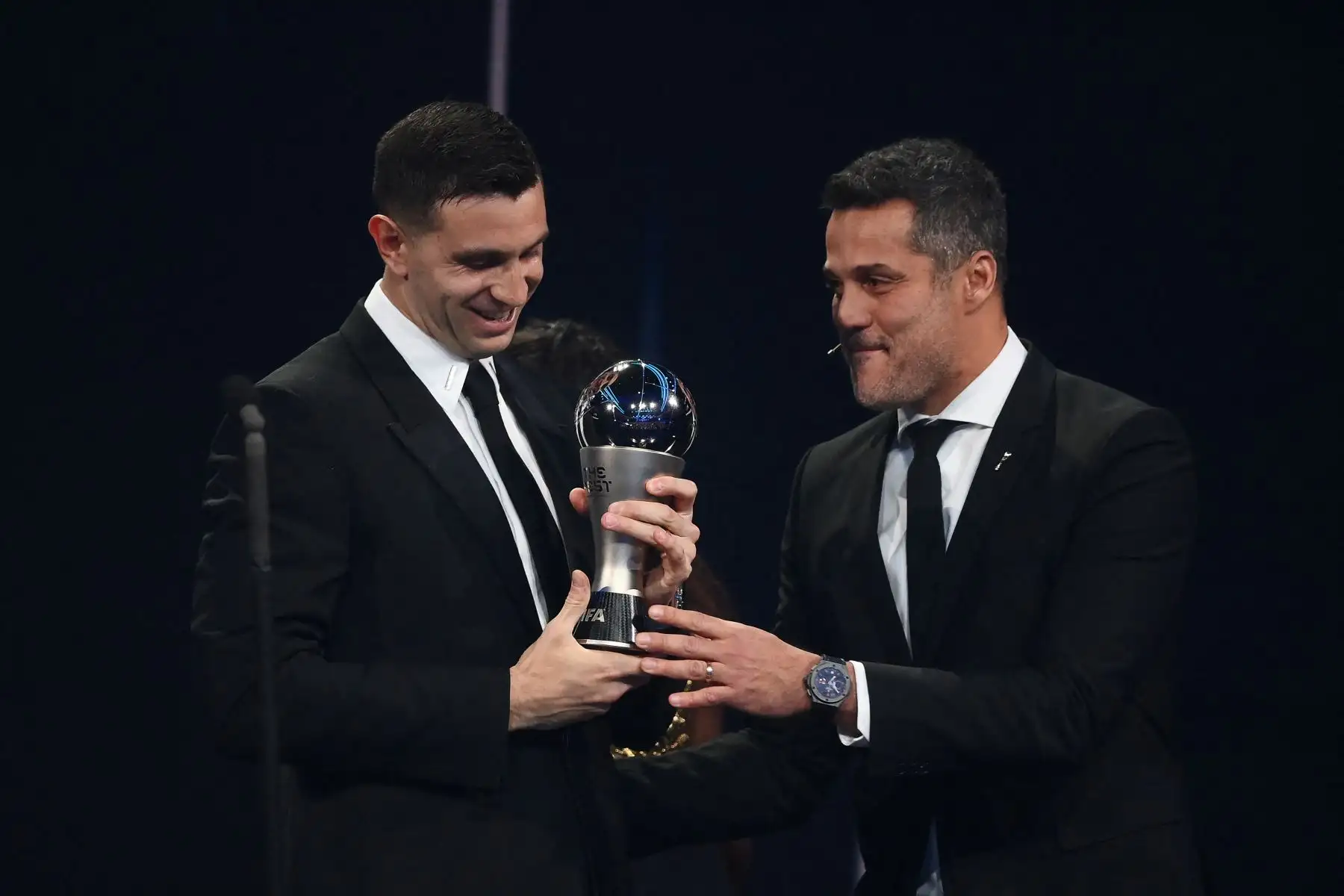 El portero de Argentina y Aston Villa, Emiliano Martínez (izq.), recibe de manos del exfutbolista brasileño Julio César el premio al Mejor Portero Masculino de la FIFA durante la ceremonia de los Premios al Mejor Fútbol de la FIFA 2022 en París el 27 de febrero de 2023.


Foto: AFP