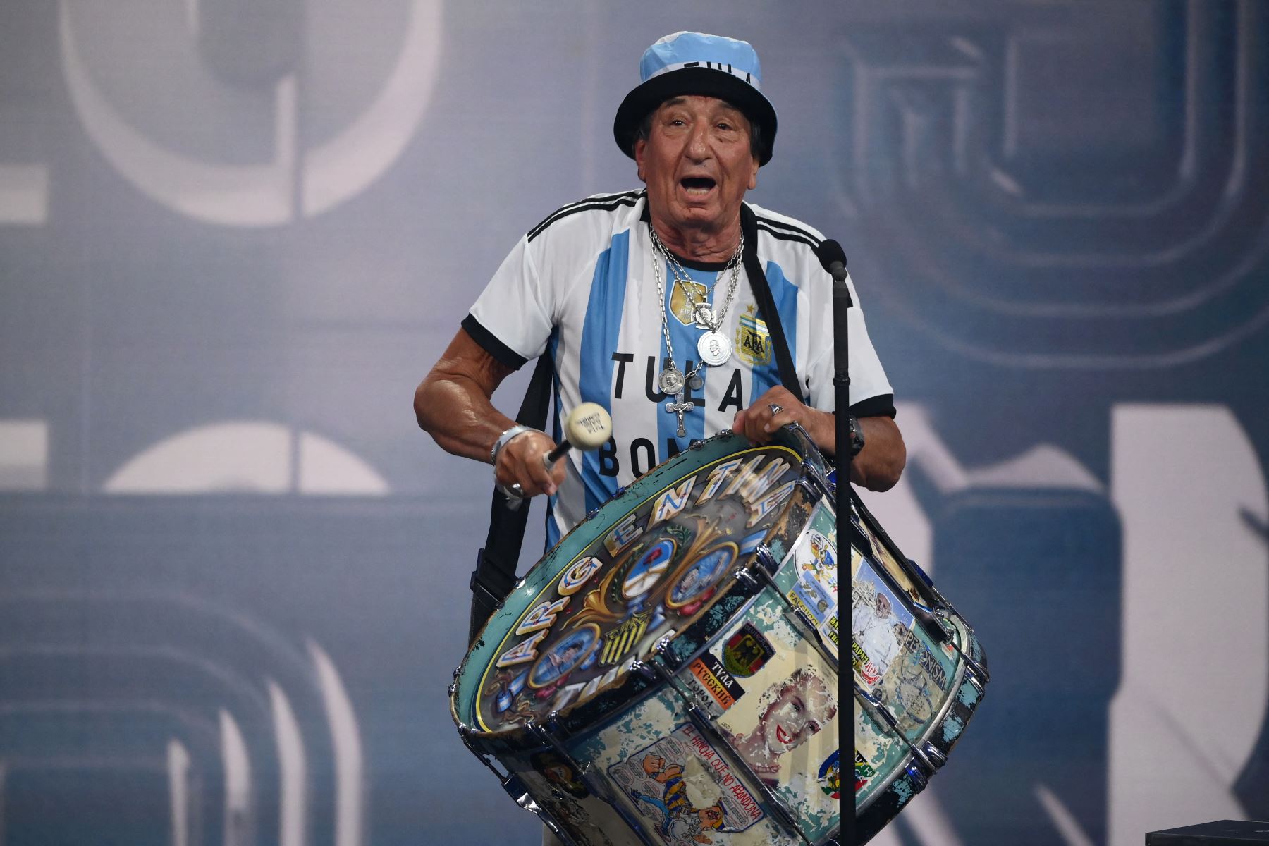 Le fan argentin El Tula prononce un discours alors qu'il accepte le prix du meilleur fan de la FIFA pour les fans argentins lors de la cérémonie des Best FIFA Football Awards 2022 à Paris, France, le 27 février 2023.  Photo : AFP