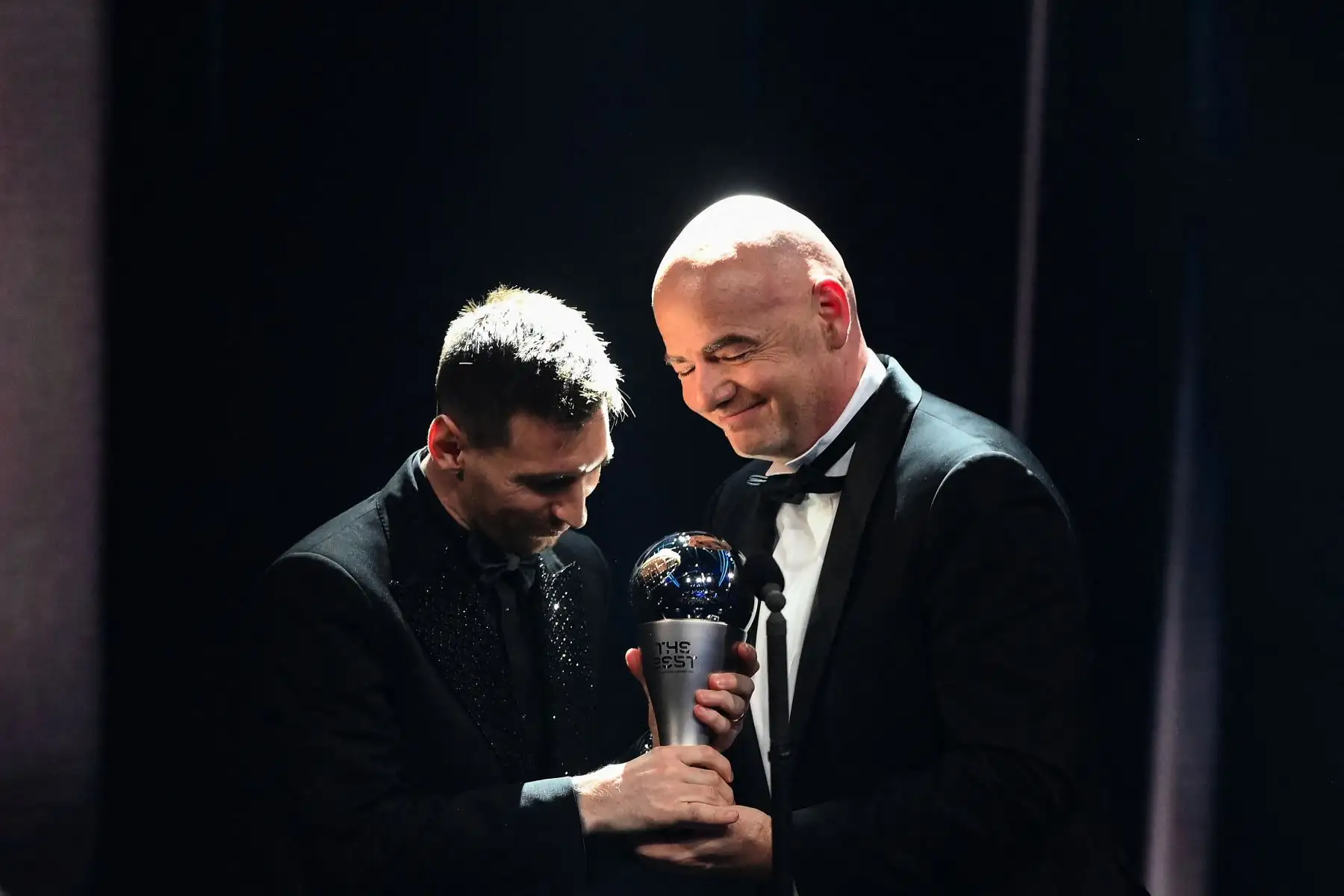 El delantero de Argentina y Paris Saint-Germain, Lionel Messi (izq.), recibe de manos del presidente de la FIFA, Gianni Infantino, el premio al mejor jugador masculino de la FIFA durante la ceremonia de los Best FIFA Football Awards 2022 en París el 27 de febrero de 2023.