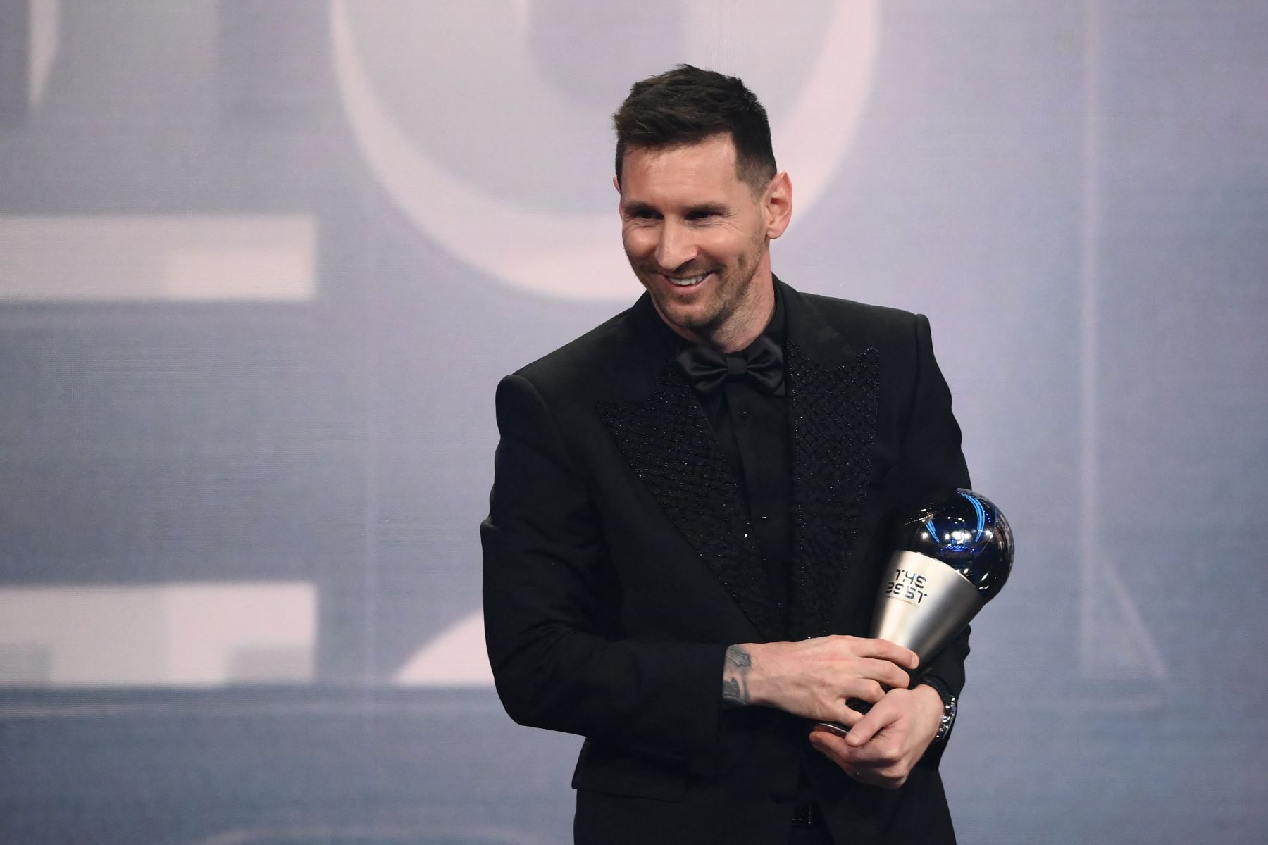 L'attaquant argentin et du Paris Saint-Germain Lionel Messi pose sur scène après avoir reçu le prix du meilleur joueur de la FIFA lors de la cérémonie des Best FIFA Football Awards 2022 à Paris, France, le 27 février 2023.  Photo : AFP