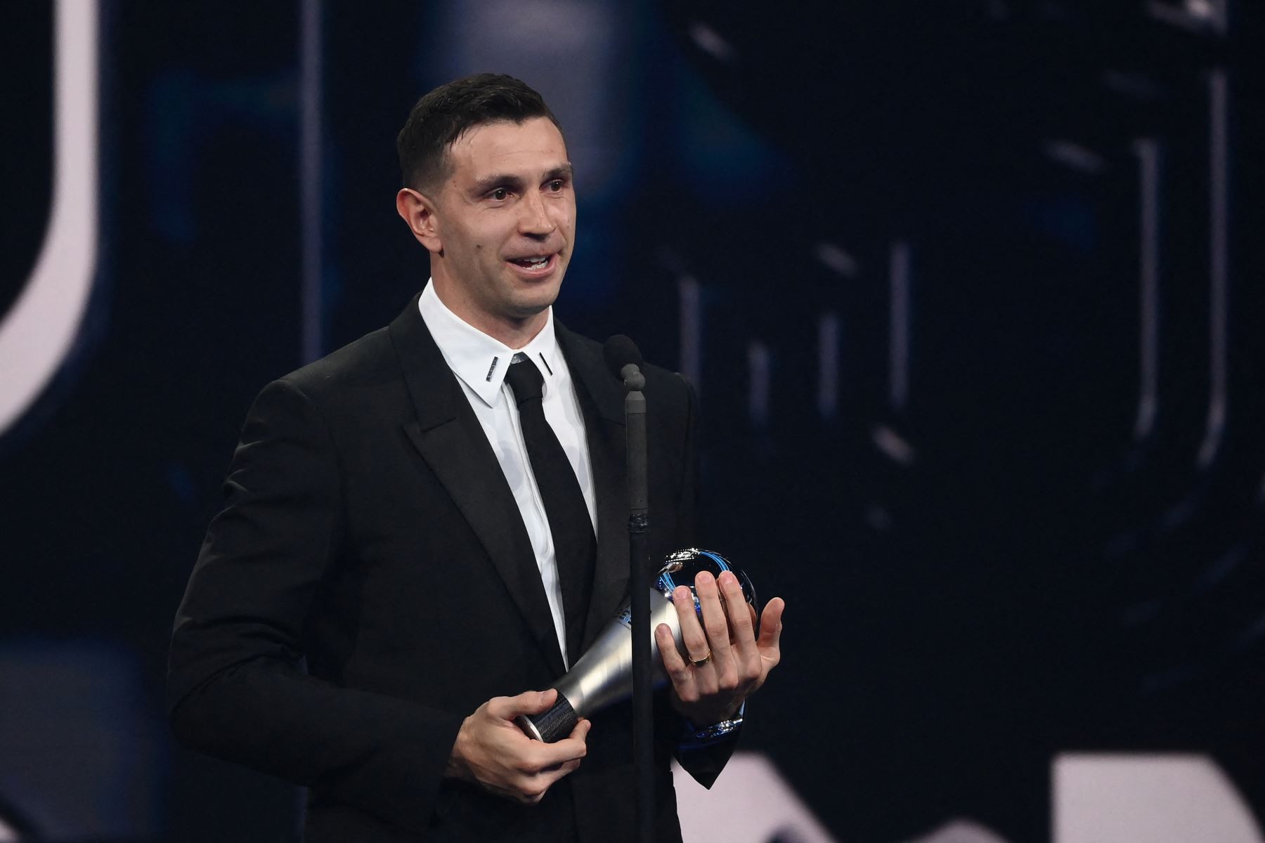 Emiliano Martinez, gardien de l'Argentine et d'Aston Villa, prononce un discours après avoir reçu le prix du meilleur gardien masculin de la FIFA lors de la cérémonie des FIFA Best Football Awards 2022 à Paris le 27 février 2023.  Photo : AFP
