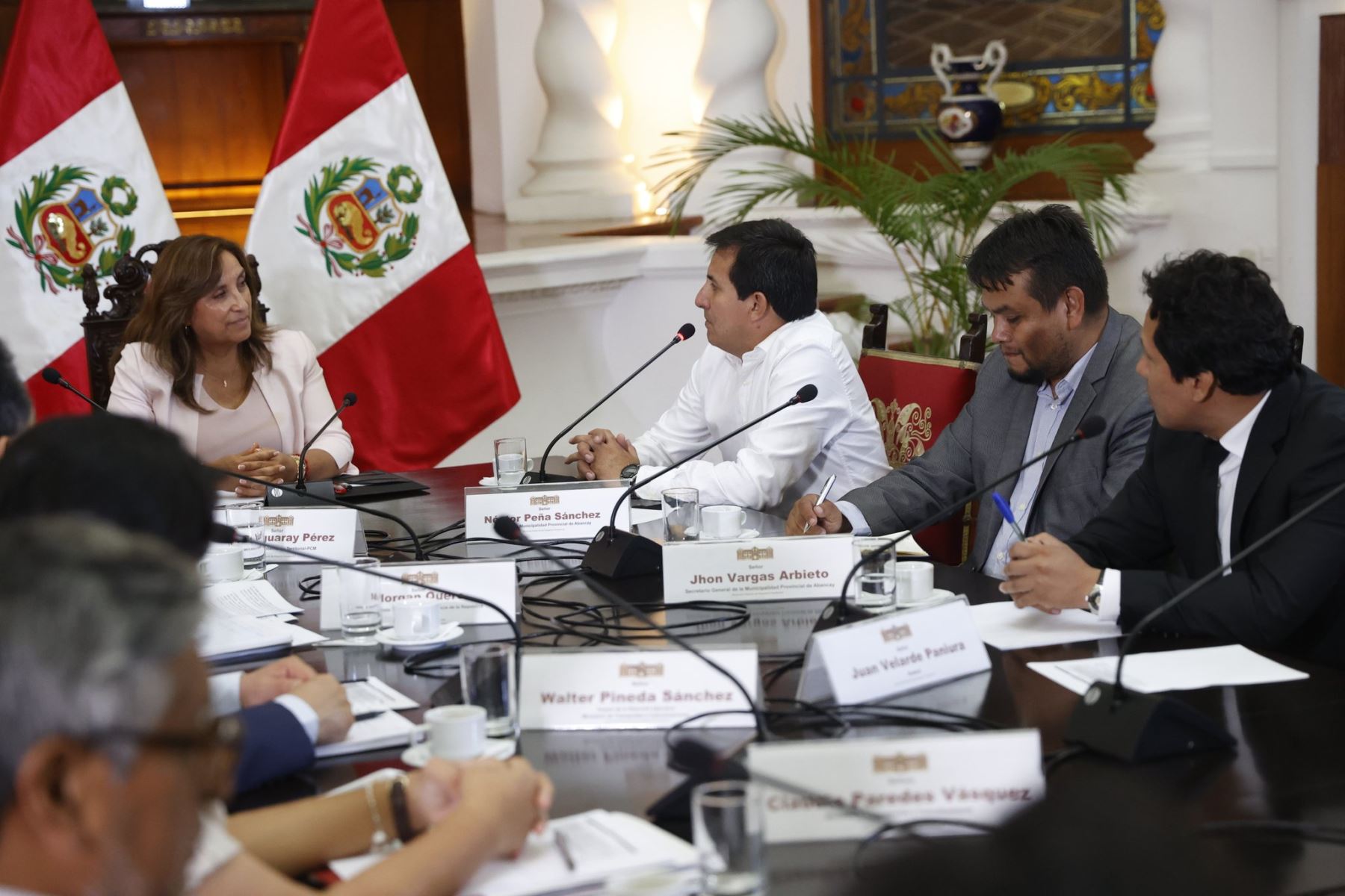 Presidenta Dina Boluarte se reunió con alcalde de Abancay, Néstor Peña, en Palacio de Gobierno.