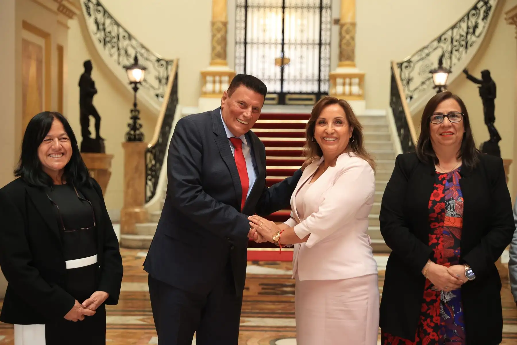 La presidenta Dina Boluarte se reunió con alcalde de Abancay, Néstor Peña y anunció que el Ejecutivo trabaja la agenda Apurímac para impulsar el desarrollo de la región.

Foto: ANDINA/Difusión