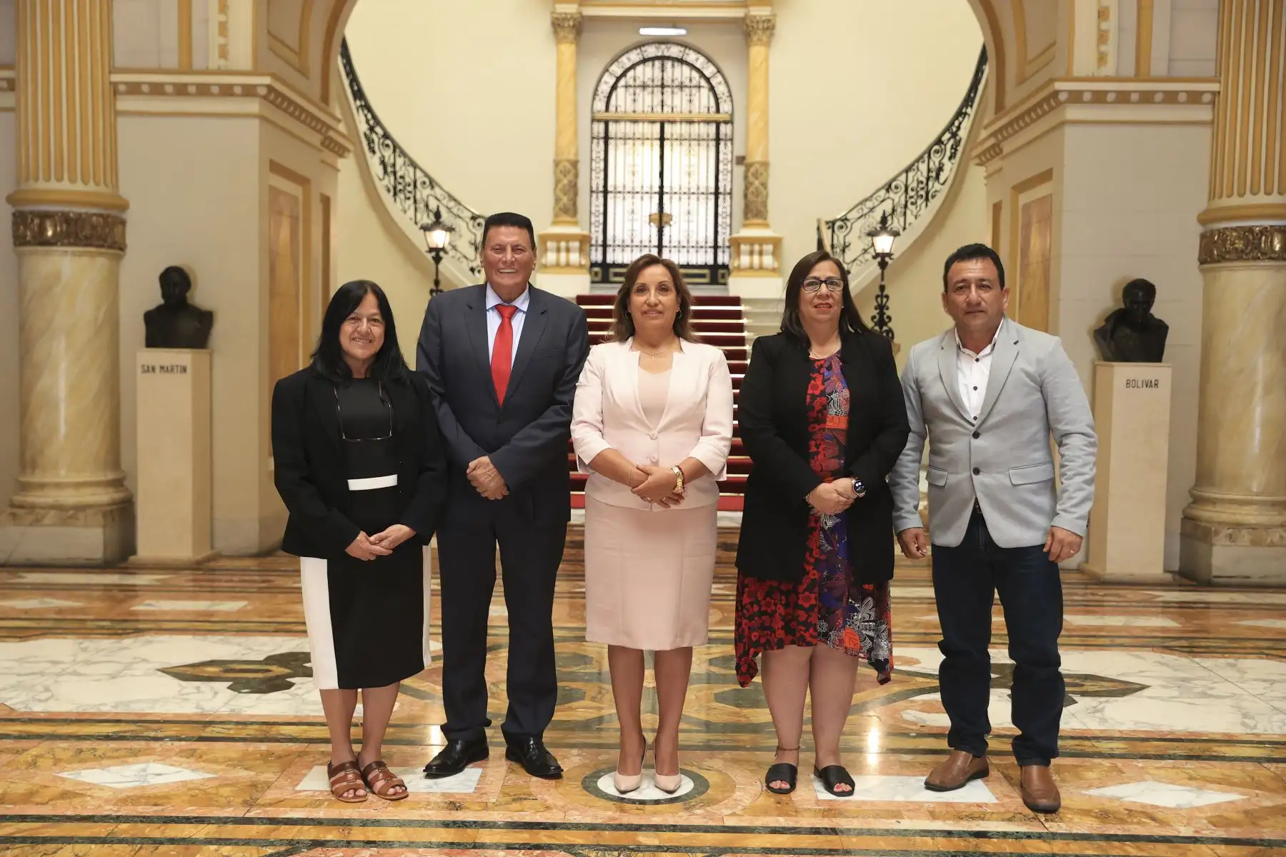 La presidenta Dina Boluarte se reunió con alcalde de Abancay, Néstor Peña y anunció que el Ejecutivo trabaja la agenda Apurímac para impulsar el desarrollo de la región.

Foto: ANDINA/Difusión