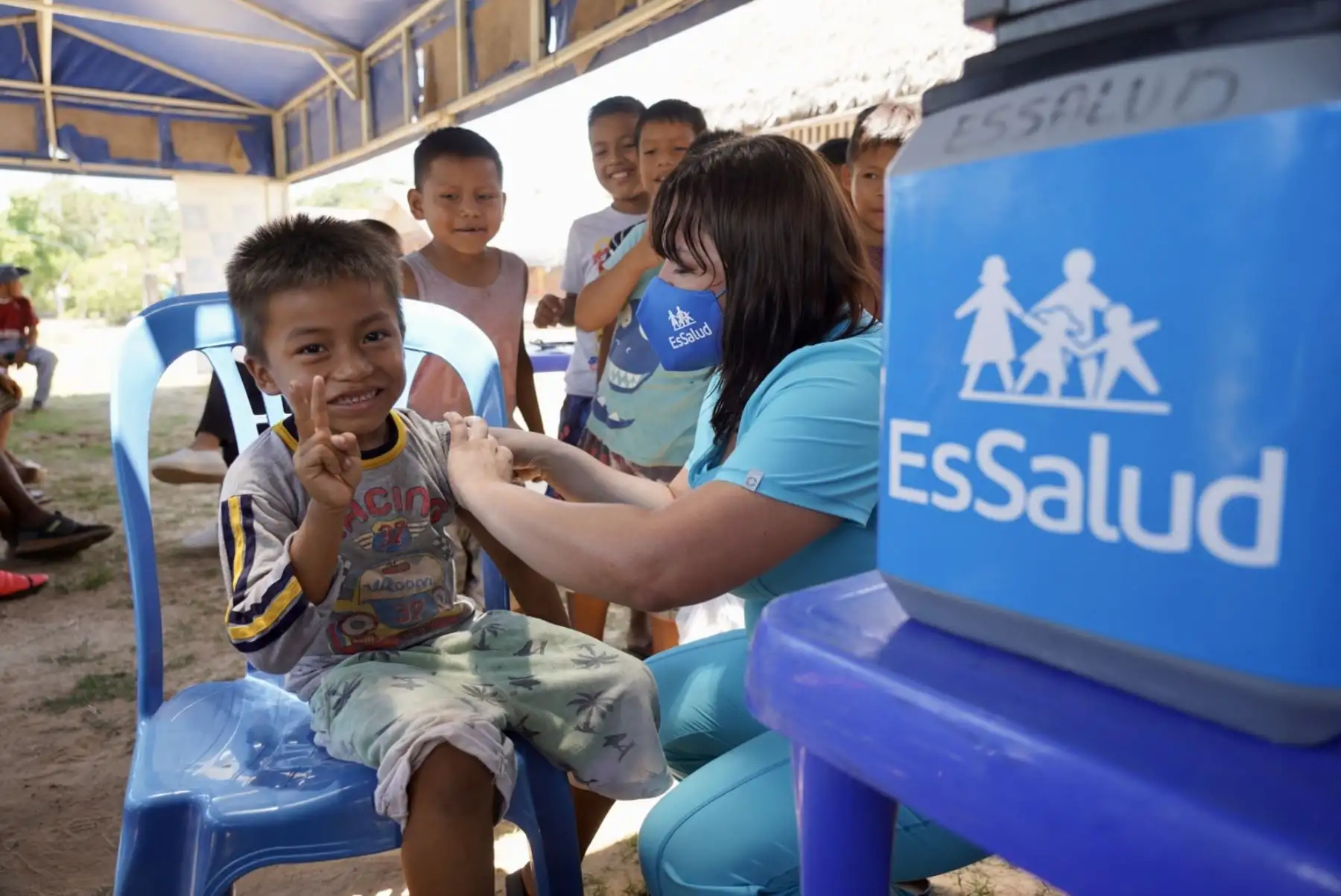 Tras un viaje en bote por la laguna Yarinacocha, se llevaron vacunas bivalentes, pediátricas y otros implementos para realizar campaña de sensibilización.

Foto: ANDINA/Difusión