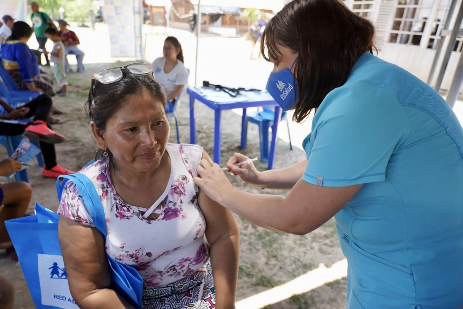 Tras un viaje en bote por la laguna Yarinacocha, se llevaron vacunas bivalentes, pediátricas y otros implementos para realizar campaña de sensibilización.

Foto: ANDINA/Difusión