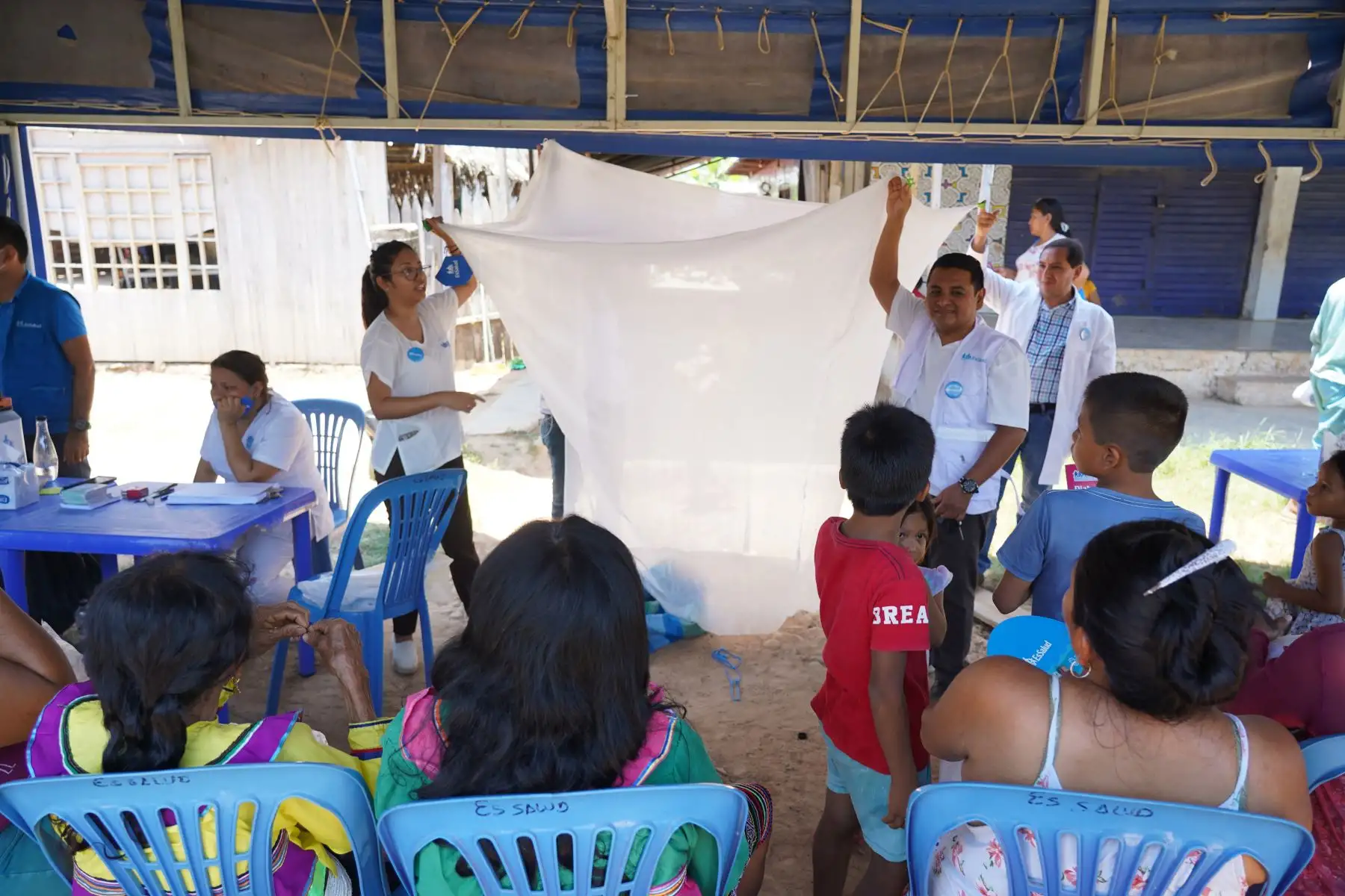 Tras un viaje en bote por la laguna Yarinacocha, se llevaron vacunas bivalentes, pediátricas y otros implementos para realizar campaña de sensibilización.

Foto: ANDINA/Difusión