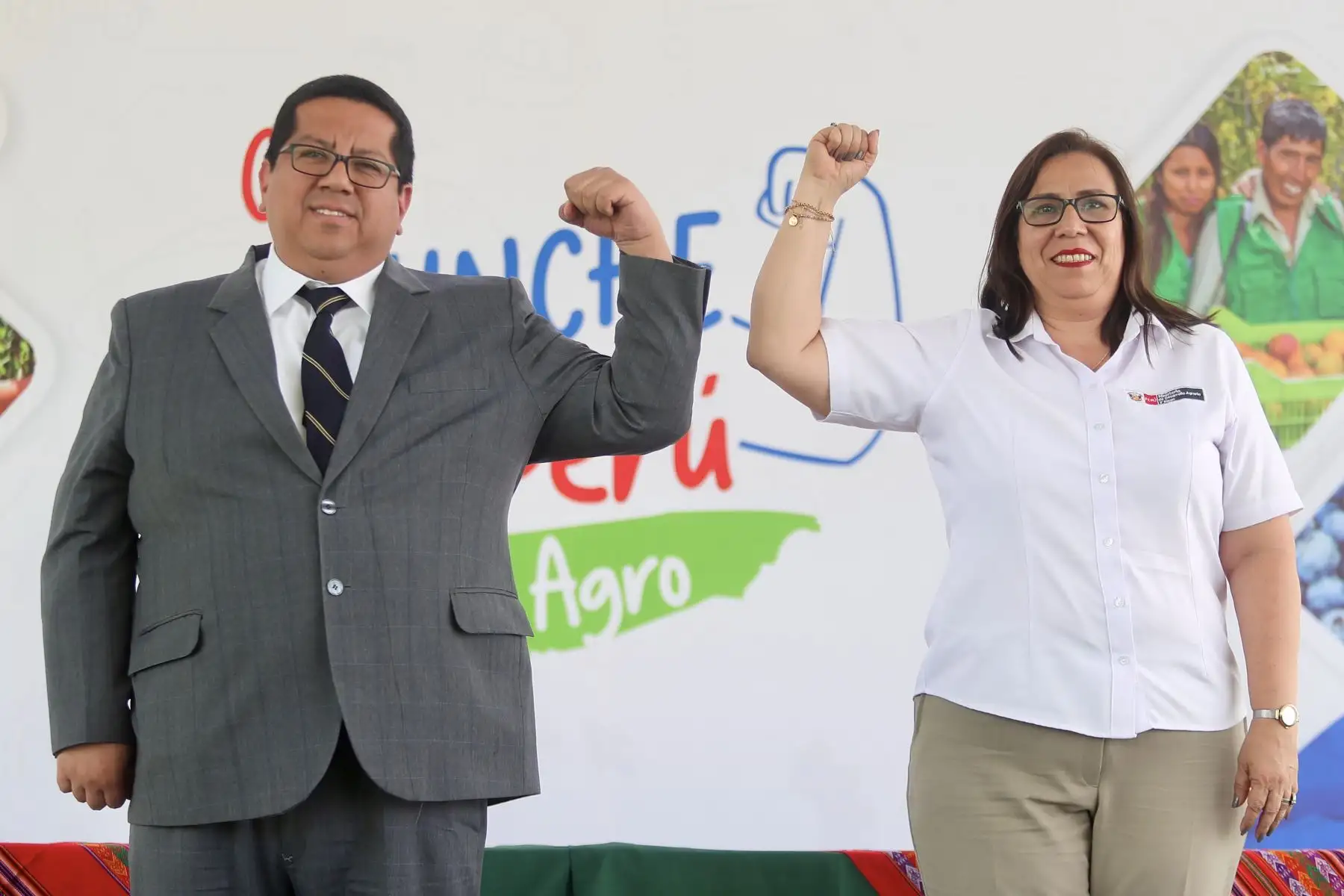 Ministra Nelly Paredes de la cartera de Desarrollo Agrario y de Riego  y ministro de Economía, Alex Contreras Miranda, dan conferencia de prensa como parte del programa "Con Punche Perú Agro". Foto: ANDINA/Ricardo Cuba