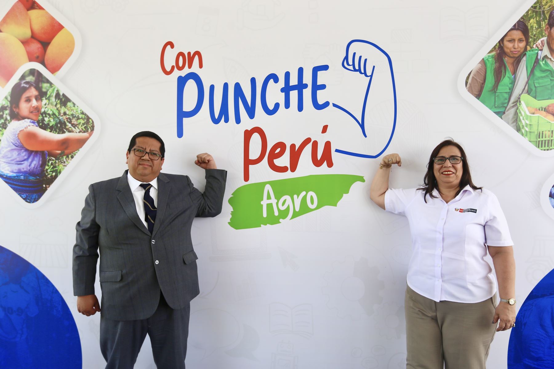 Ministros de Estado posan junto al logo de Con Punche Perú. Foto: ANDINA/Ricardo Cuba.