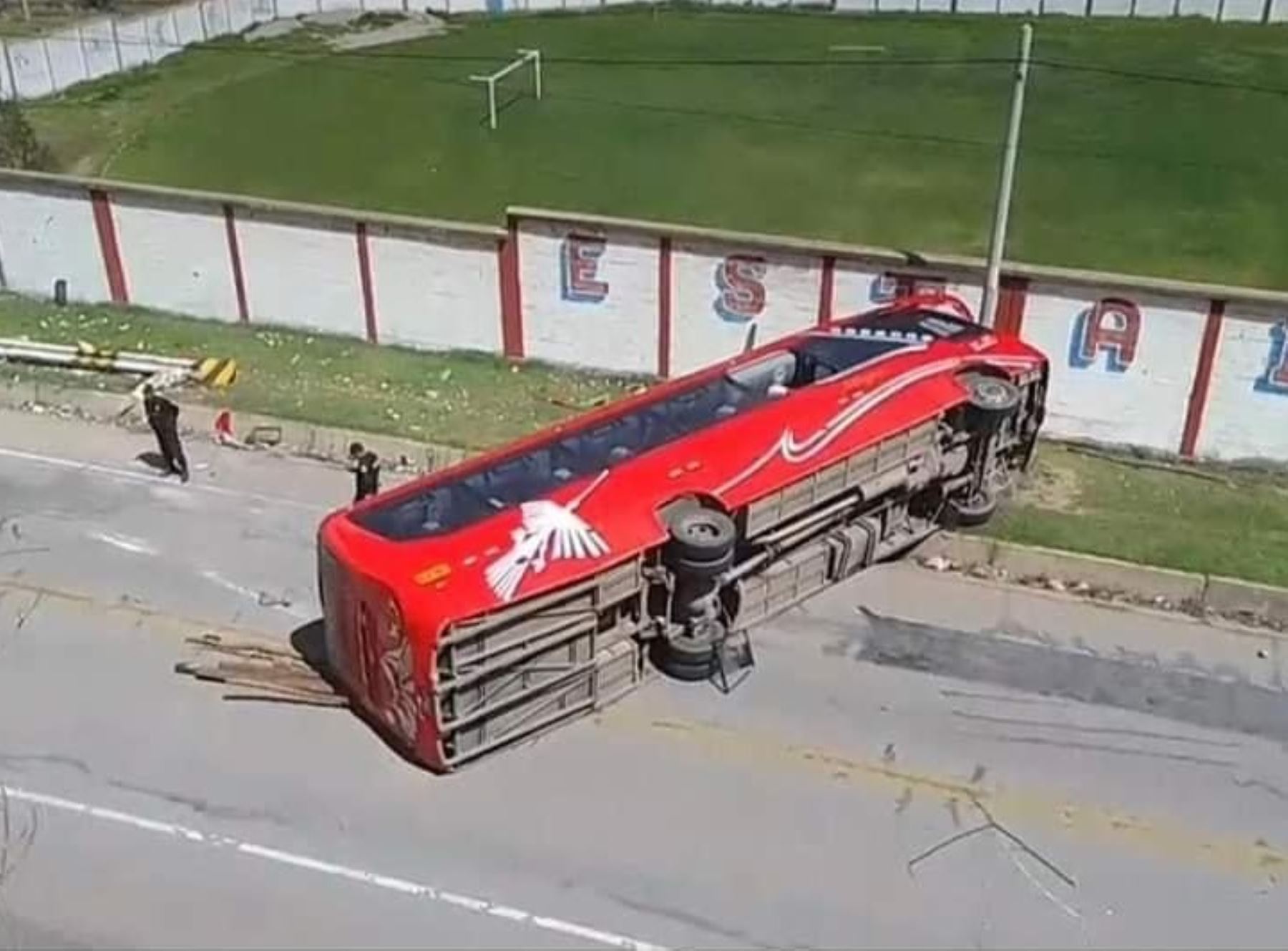 Bus de la empresa de transportes Milagros S.R.L. sufrió un despiste y vuelco en la entrada al distrito de Cusipata. El accidente dejó un muerto y 22 heridos.