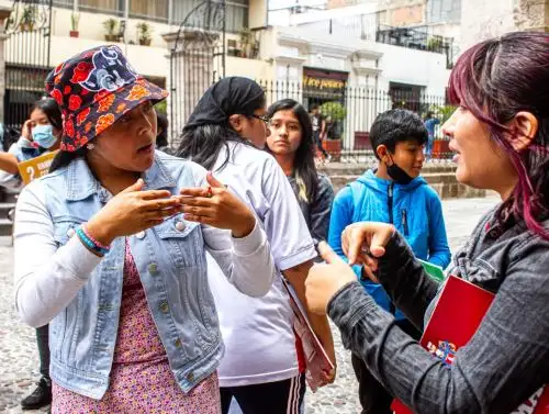 Turismo inclusivo en Arequipa. Personas con discapacidad auditiva reciben guiado de intérprete de señas durante recorrido en centro histórico de la ciudad blanca. Foto: Rocío Méndez