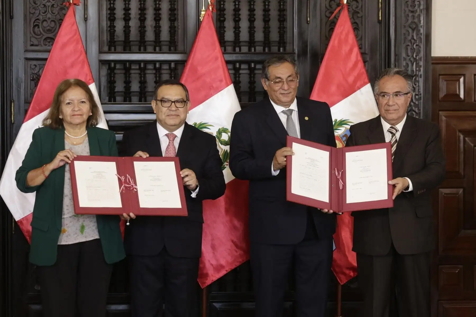 Suscripción del contrato de licencia del Lote 192 entre Perupetro y Petroperú. De izquierda a derecha, Presidenta de Petroperú, Isabel Tafur; presidente del Consejo de Ministros, Alberto Otárola; ministro de Energía y minas, Óscar Vera Gargurevich; presidente de Petroperú, Carlos Vives. Foto: Cortesía.
