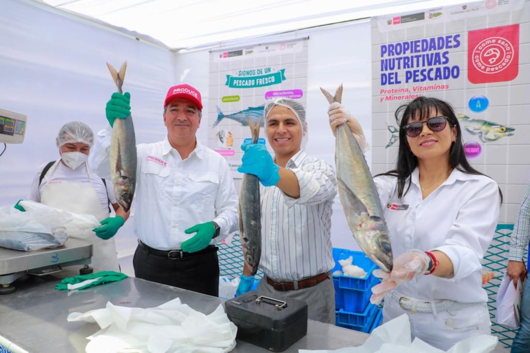 Ministro de la Producción, Raúl Pérez Reyes (con gorra roja), anunció la mayor colocación de pescado barato en todo el país. Foto: Cortesía.