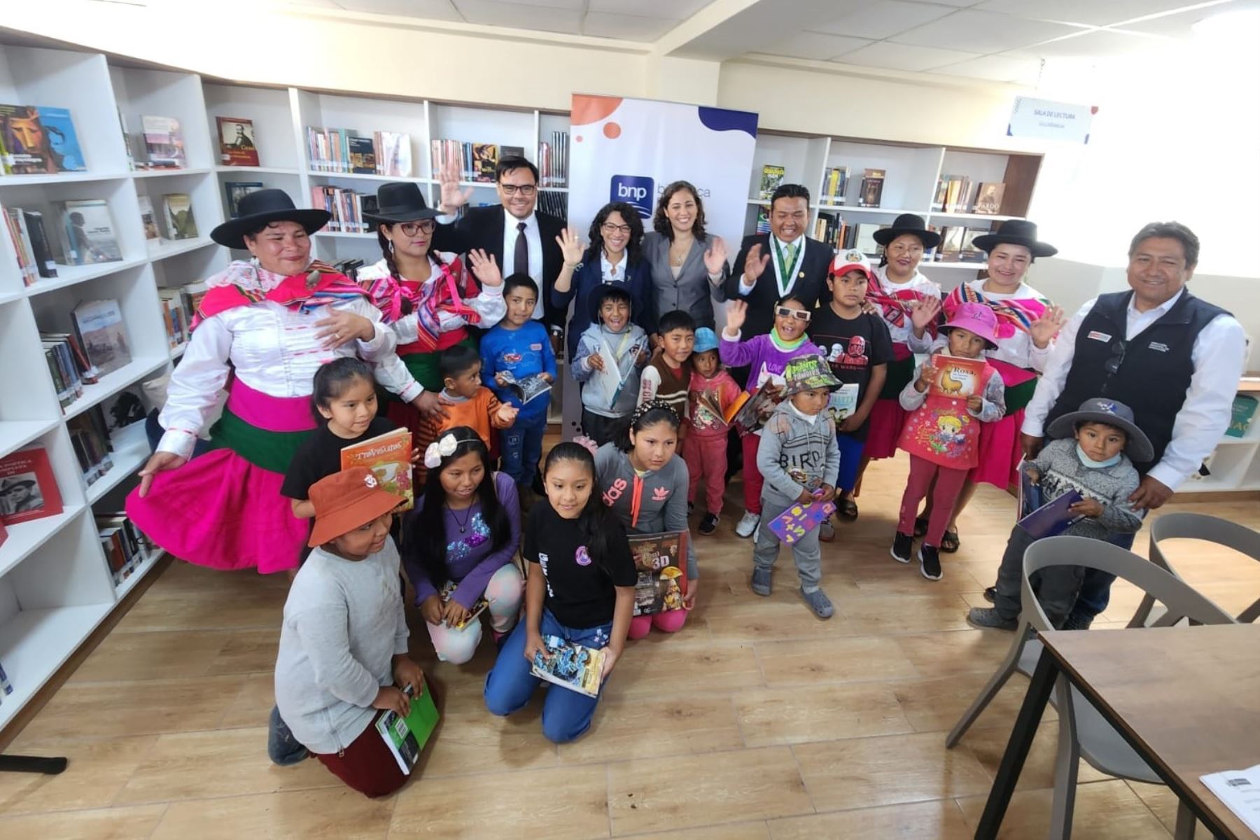 La ministra de Cultura, Leslie Urteaga, y la jefa institucional de la BNP, Fabiola Vergara, participaron en la inauguración de una estación de biblioteca pública en la región Tacna. Foto: BNP/Difusión.