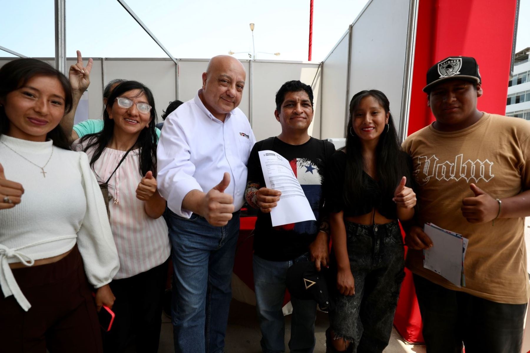 Ministro de Trabajo y Promoción del Empleo, Alfonso Adrianzén, (al medio con camisa blanca), rodeado de jóvenes que asistieron a la Feria Laboral en San Juan de Miraflores. Foto: Cortesía.
