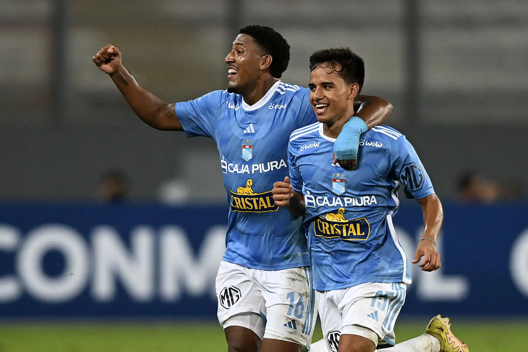 El defensor de Sporting Cristal Jhilmar Lora celebra con el mediocampista Jesús Castillo después de anotar contra Nacional durante el partido de vuelta de la segunda etapa de la Copa Libertadores entre Sporting Cristal de Perú y Nacional de Paraguay, en el estadio Nacional de Lima, el 28 de febrero de 2023.
Foto: AFP