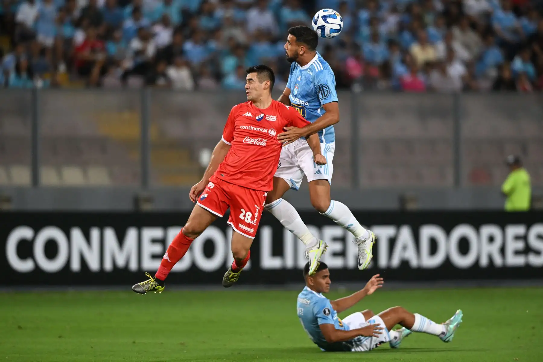 El delantero de Nacional Cristhian Ocampos (L) y el defensa brasileño de Sporting Cristal Ignacio da Silva saltan para un cabezazo durante el partido de vuelta de la segunda etapa de la Copa Libertadores entre Sporting Cristal de Perú y Nacional de Paraguay, en el estadio Nacional de Lima.
Foto: AFP