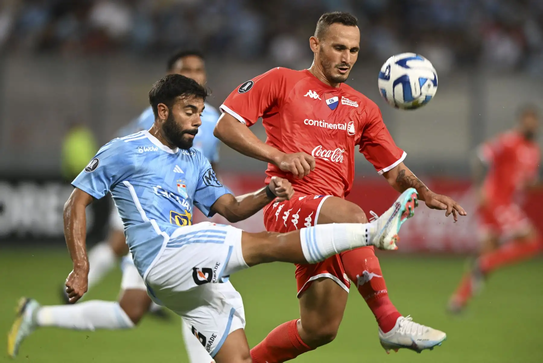 El mediocampista uruguayo de Sporting Cristal Leandro Sosa (L) y el mediocampista de Nacional Willian Candia compiten por el balón durante el partido de vuelta de la segunda etapa de la Copa Libertadores entre Sporting Cristal de Perú y Nacional de Paraguay, en el estadio Nacional de Lima.
Foto: AFP