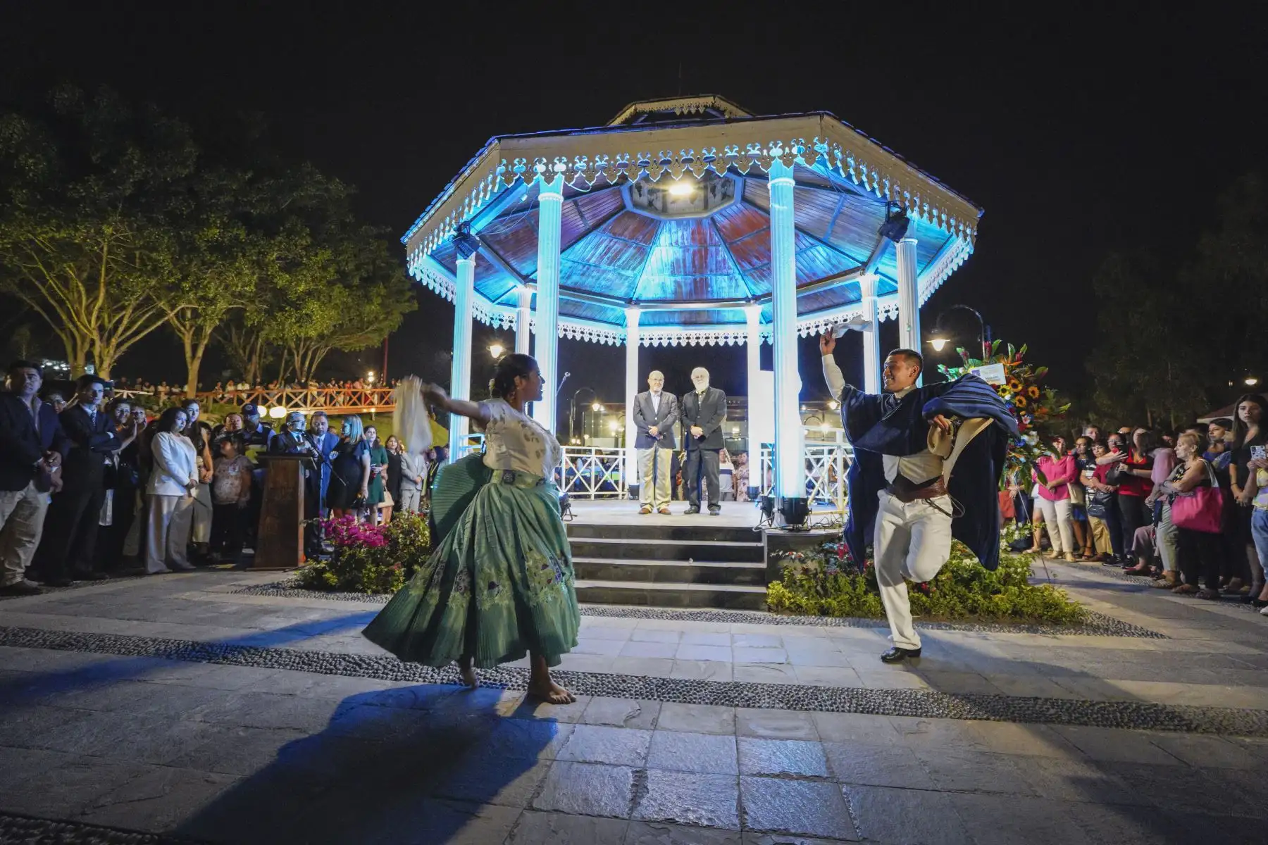Con mejores espacios y ambientes más paisajísticos se realizó la reapertura del emblemático Parque de la Amistad. El alcalde Carlos Bruce anunció que el renovado parque será petfriendly, además de contar con nuevos atractivos como un mirador, topiarios, patio de comidas y la extraordinaria fuente mágica de agua, recuperando así la esencia de este espacio y dejando atrás la tugurización para el beneficio de todos los surcanos.
Foto:ANDINA/Municipalidad de Surco