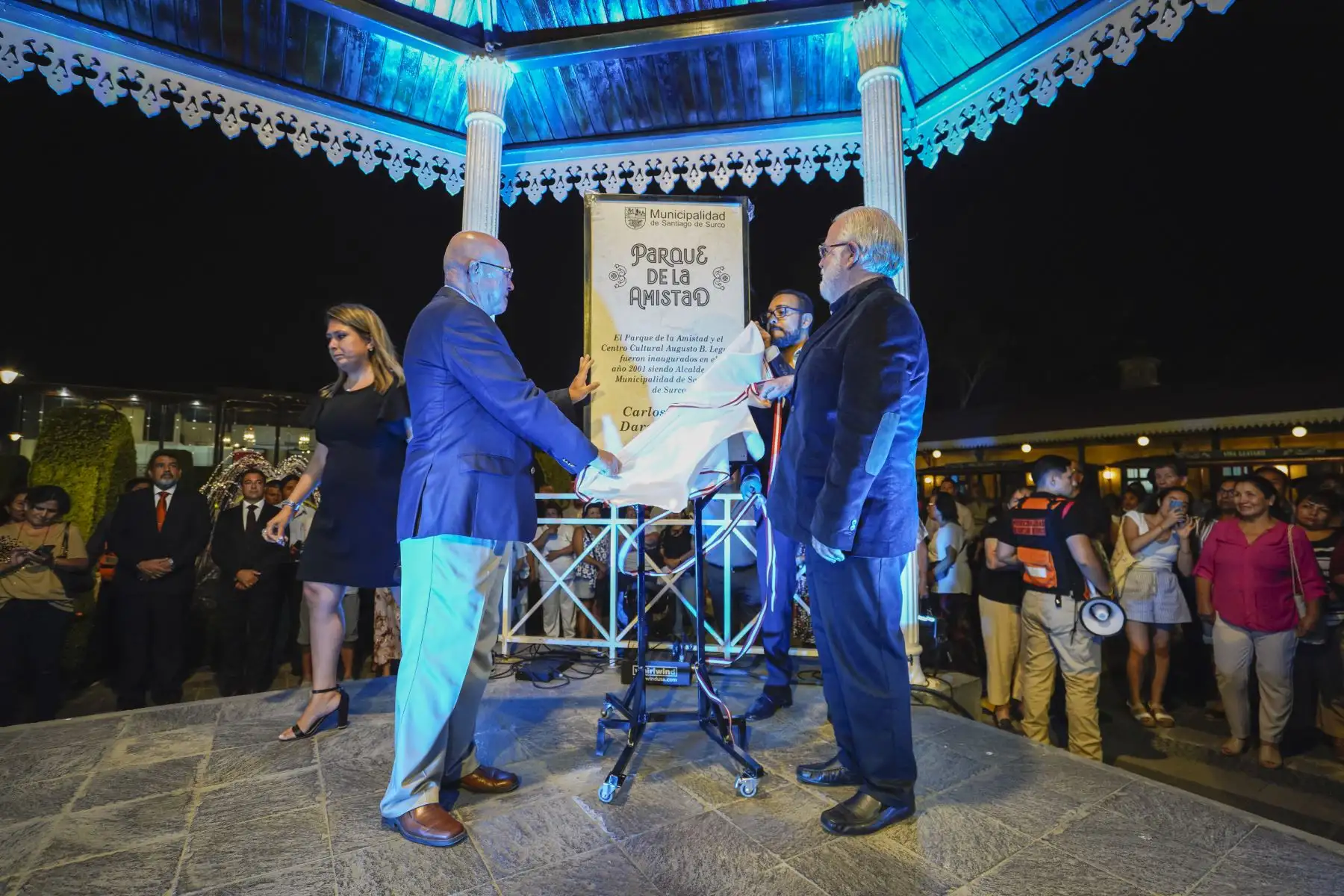En la ceremonia de reapertura se realizó un reconocimiento al exalcalde Carlos Dargent, gestor de la construcción del parque, quien fue homanejado con una placa en su honor ante la presencia del cuerpo de regidores, funcionarios e invitados especiales.
Foto:ANDINA/Municipalidad de Surco