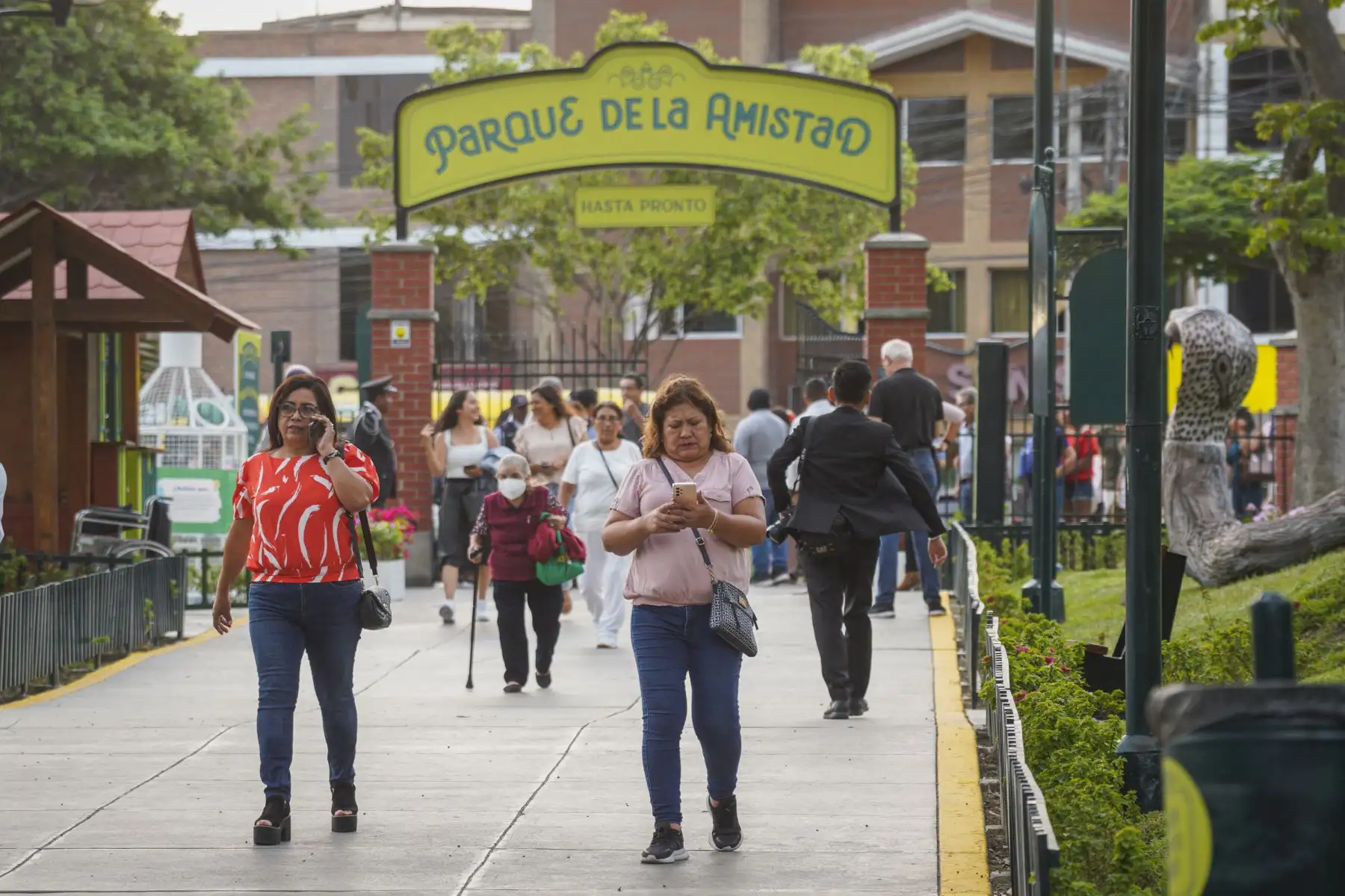 El emblemático Parque de la Amistad volvió a abrir sus puertas al público, luego de dos meses de intenso trabajo de recuperación de los ambientes. Con el inicio de esta nueva gestión, desde el 01 de enero se priorizó la restauración de los espacios públicos, siendo el primero este gran centro de esparcimiento.
Foto:ANDINA/Municipalidad de Surco