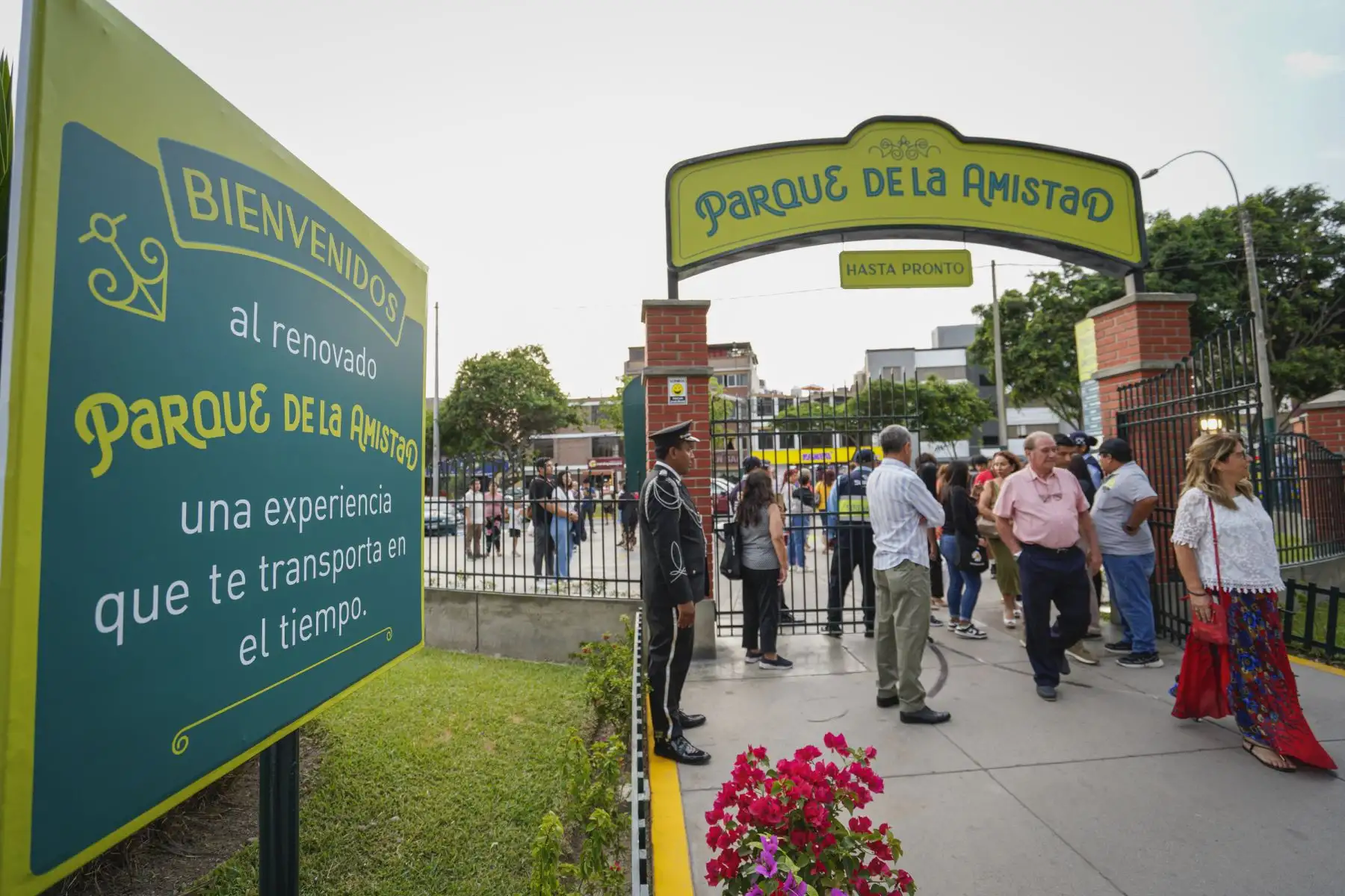 El emblemático Parque de la Amistad volvió a abrir sus puertas al público, luego de dos meses de intenso trabajo de recuperación de los ambientes. Con el inicio de esta nueva gestión, desde el 01 de enero se priorizó la restauración de los espacios públicos, siendo el primero este gran centro de esparcimiento.
Foto: ANDINA/Municipalidad de Surco