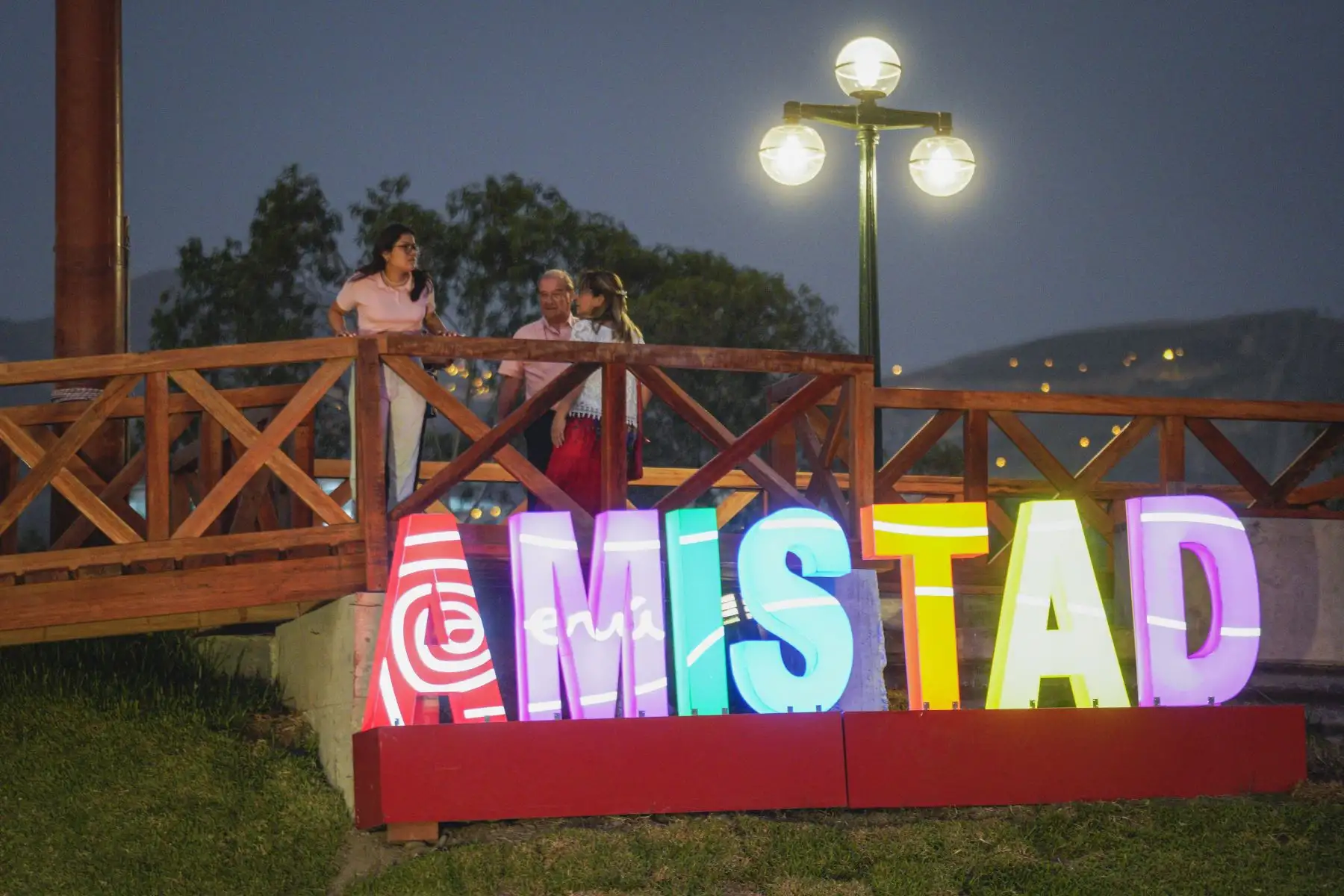 El emblemático Parque de la Amistad volvió a abrir sus puertas al público, luego de dos meses de intenso trabajo de recuperación de los ambientes. Con el inicio de esta nueva gestión, desde el 01 de enero se priorizó la restauración de los espacios públicos, siendo el primero este gran centro de esparcimiento.

Foto:ANDINA/Municipalidad de Surco