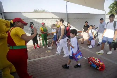Acompañados de sus padres o tutores, en taxi o movilidad escolar, transporte público o a pie, los estudiantes llegaron hasta sus centros educativos, donde fueron recibidos por los docentes a quienes no han visto desde diciembre pasado. Foto: ANDINA/Juan Carlos Guzmán. ANDINA/Juan Carlos Guzmán