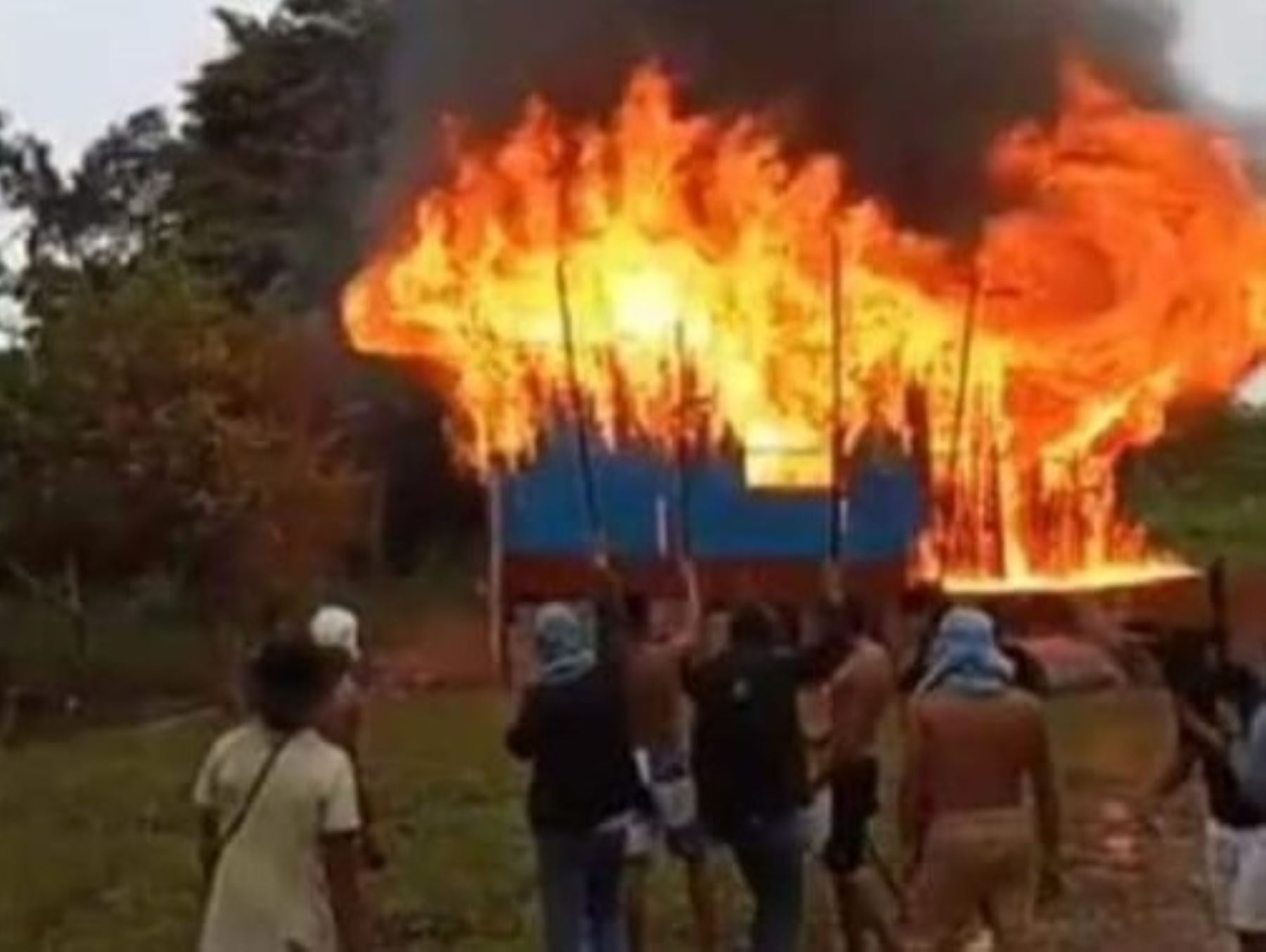 El Oleoducto Norperuano estuvo en peligro luego de que presuntos pobladores de una comunidad nativa de Loreto prendieron fuego cerca de la tubería, denunció Petroperú.