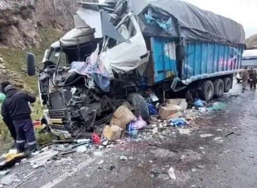 Dos personas murieron y otras dos resultaron heridas tras el choque de un bus interprovincial y un camión en la carretera Central, cerca de la ciudad de La Oroya. Foto: ANDINA/difusión.